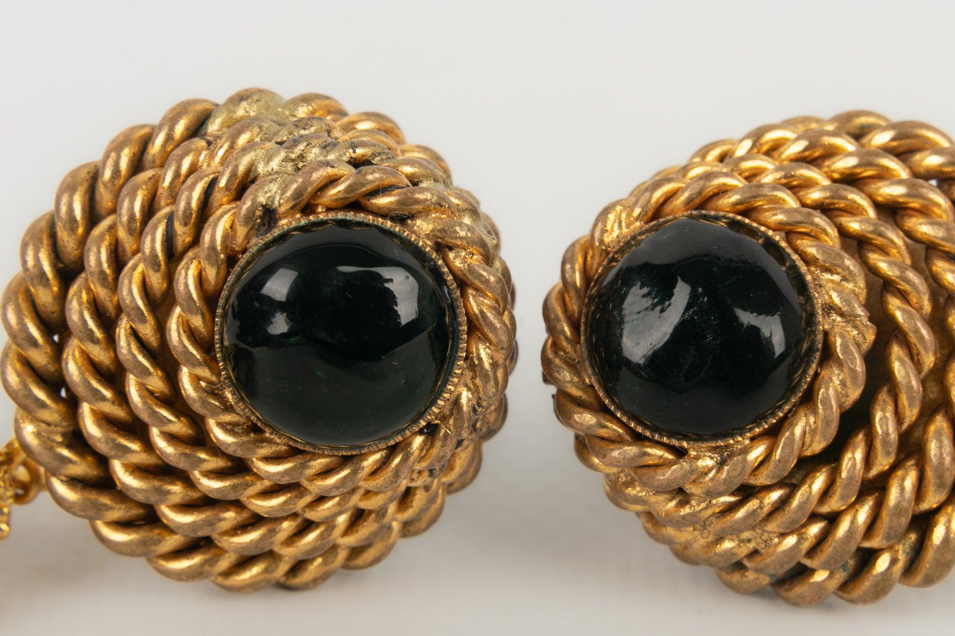 De las mujeres Chanel Pendientes de clip de metal dorado con pasta de vidrio de color, 1984 en venta