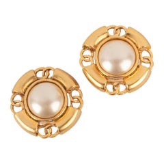 Chanel Goldene Metall-Ohrclips mit Kostüm-Perlen-Cabochons aus Metall, 1993