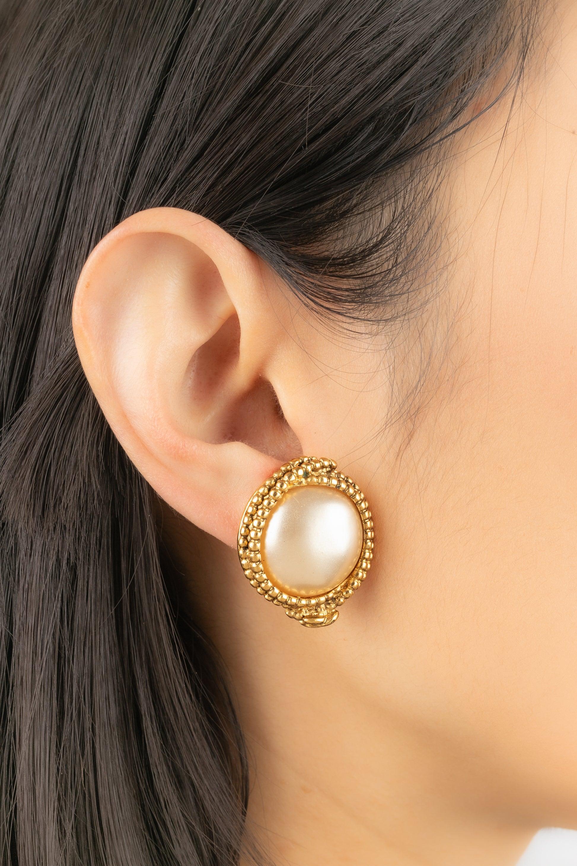 Chanel - (Made in France) Golden metal clip-on earrings with costume pearly cabochons. 1996 Fall-Winter Collection, under the artistic direction of Karl Lagerfeld.

Additional information:
Condition: Very good condition
Dimensions: Height: 3