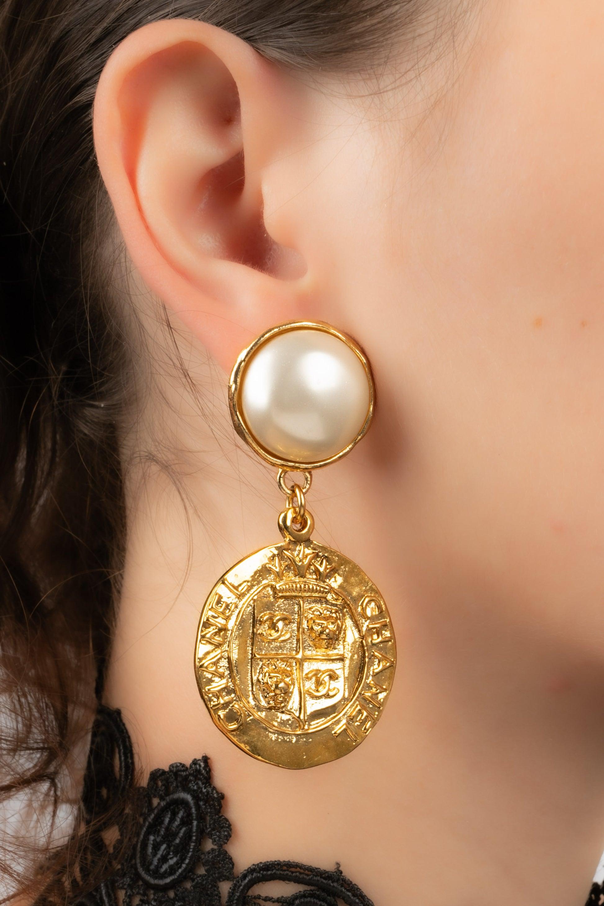 Chanel - (Made in France) Goldene Ohrringe aus Metall mit Perlencabochons.

Zusätzliche Informationen:
Zustand: Sehr guter Zustand
Abmessungen: Länge: 6.5 cm

Sellers Referenz: BOB212