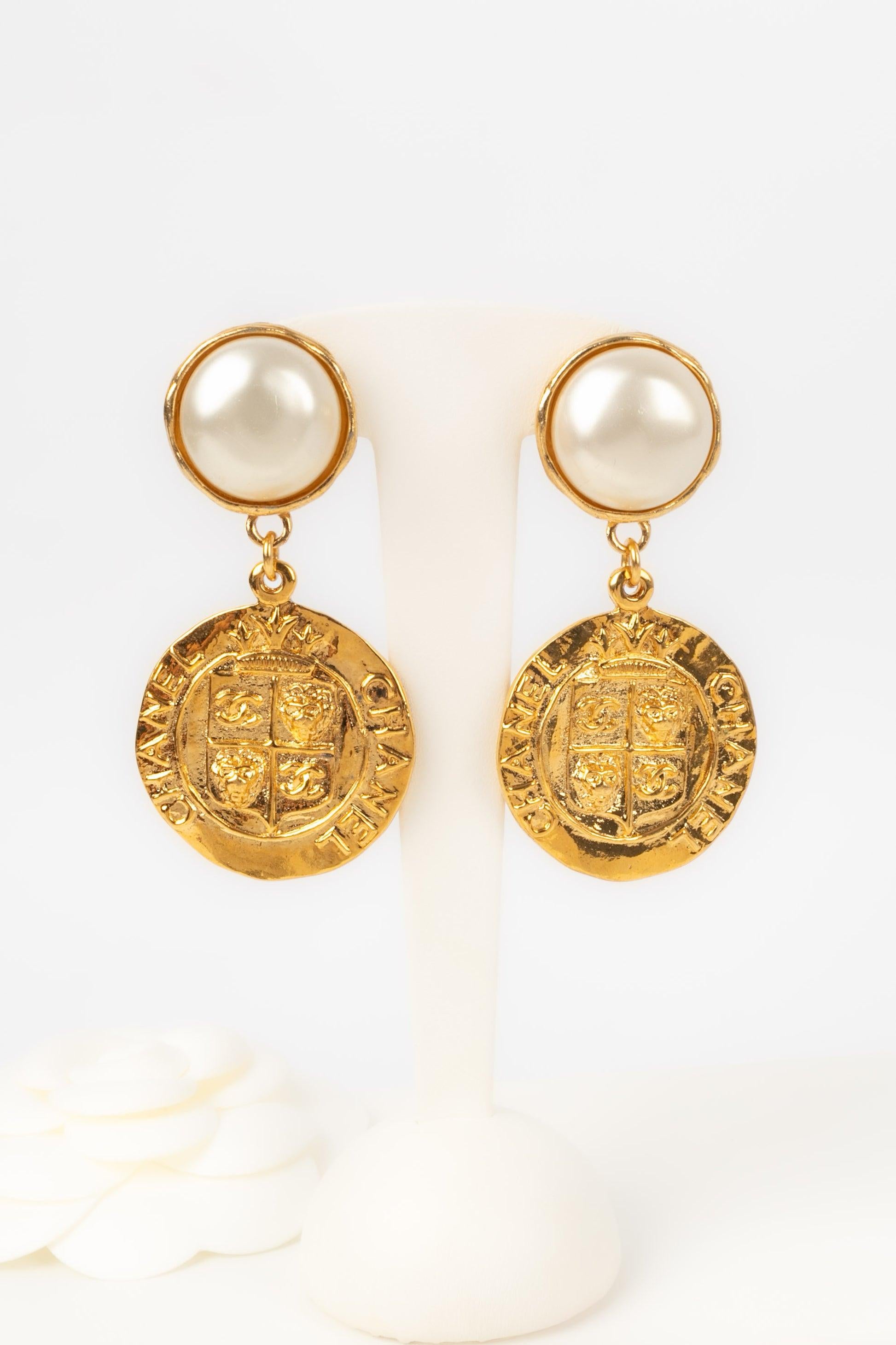 Chanel Golden Metal Clip-on Earrings with Costume Pearly Cabochons In Excellent Condition In SAINT-OUEN-SUR-SEINE, FR