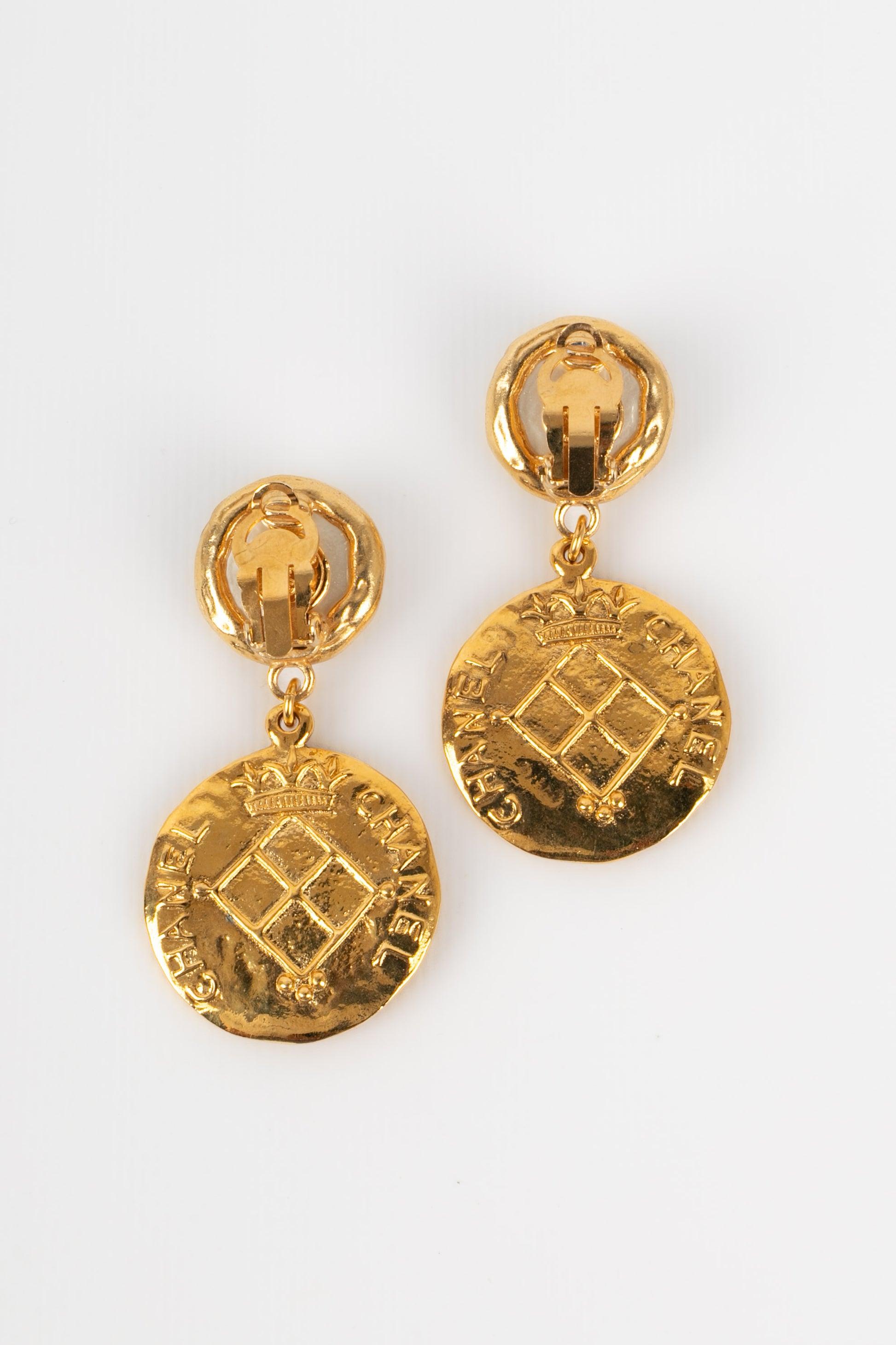 Women's Chanel Golden Metal Clip-on Earrings with Costume Pearly Cabochons