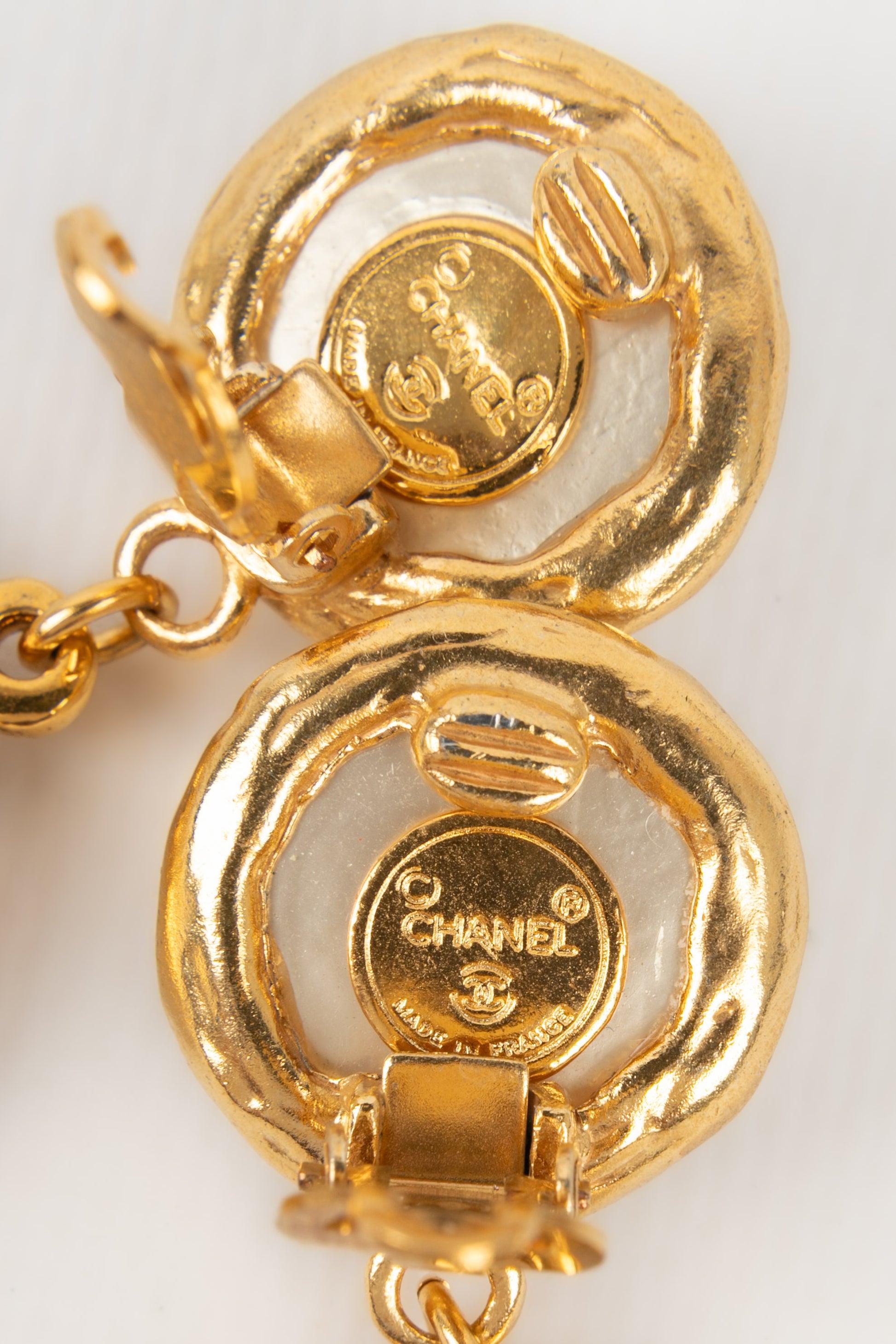 Chanel Goldene Metall-Ohrclips mit Kostüm-Perlen-Cabochons 3