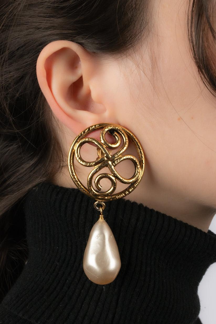Chanel - (Made in France) Golden metal clip-on earrings with costume pearly drops.

Additional information:
Condition: Very good condition
Dimensions: Length: 8 cm

Seller Reference: BOB45