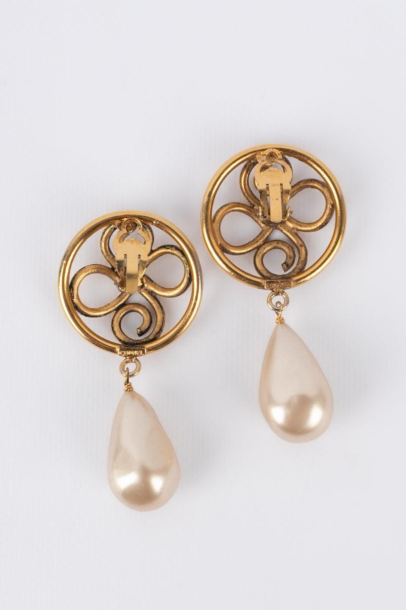 Chanel Goldene Metall-Clip-Ohrringe mit kostümierten Perlentropfen im Zustand „Hervorragend“ im Angebot in SAINT-OUEN-SUR-SEINE, FR