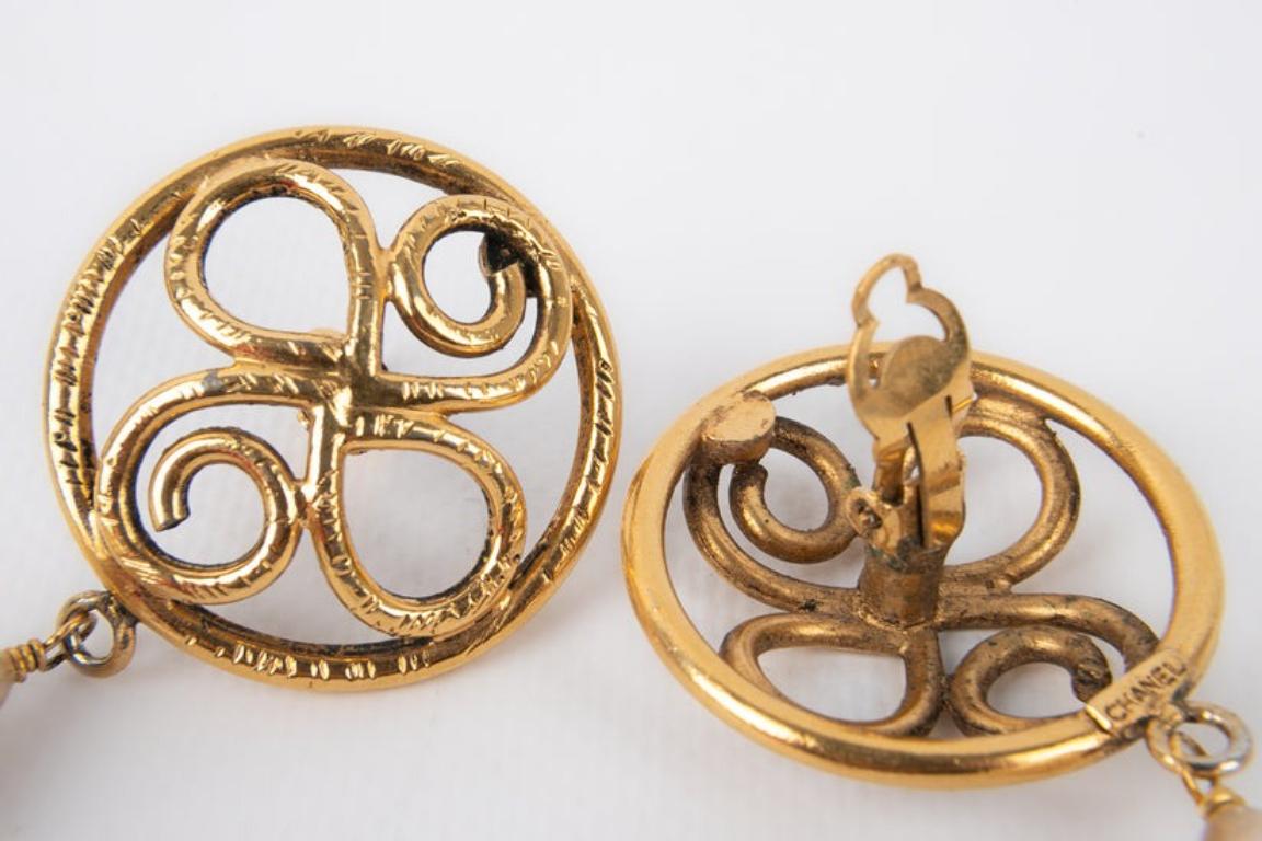 Chanel Goldene Metall-Clip-Ohrringe mit kostümierten Perlentropfen Damen im Angebot