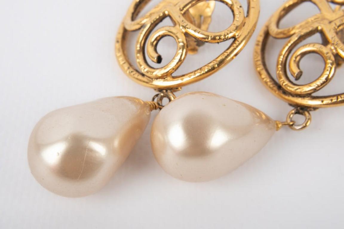 Chanel Goldene Metall-Clip-Ohrringe mit kostümierten Perlentropfen im Angebot 1