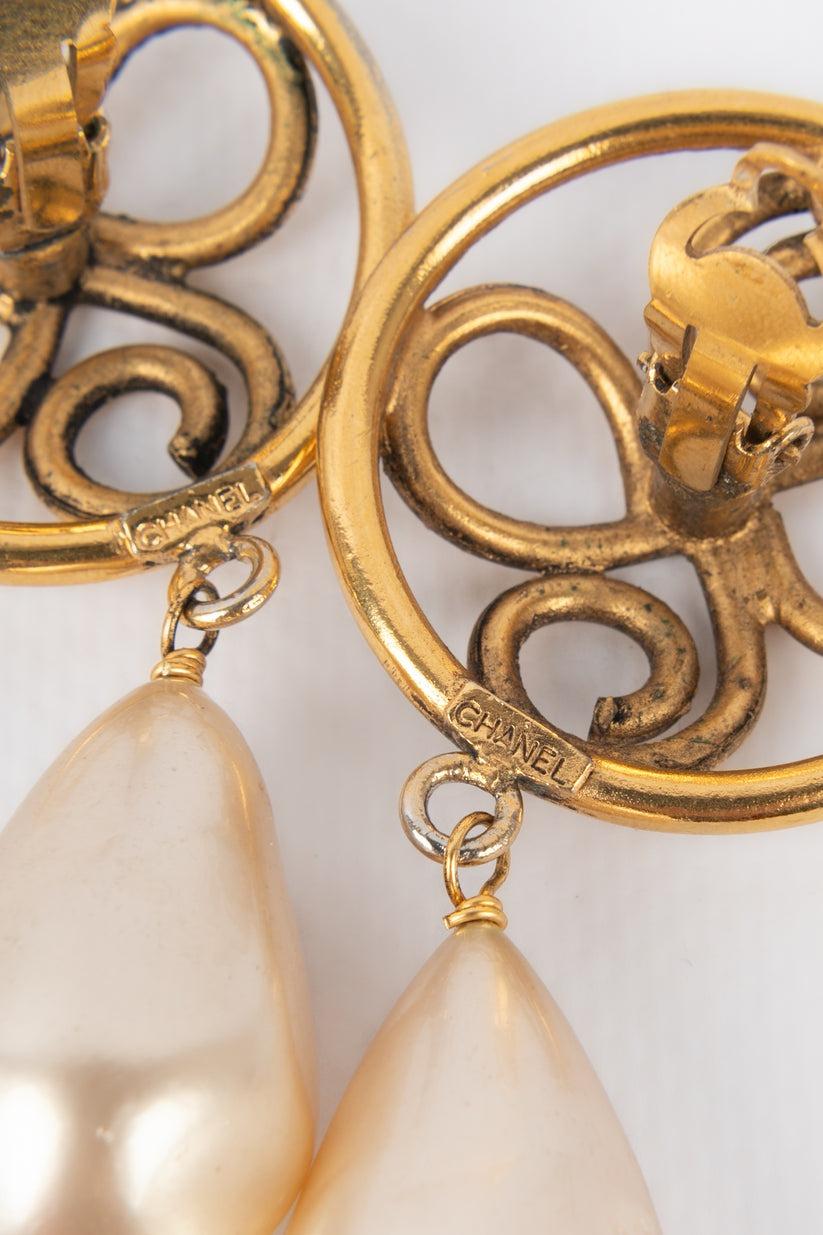 Chanel Goldene Metall-Clip-Ohrringe mit kostümierten Perlentropfen im Angebot 2