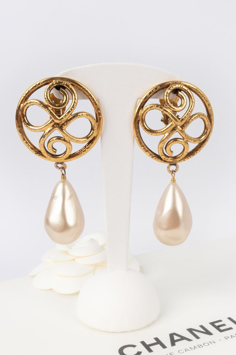 Chanel Goldene Metall-Clip-Ohrringe mit kostümierten Perlentropfen im Angebot 3