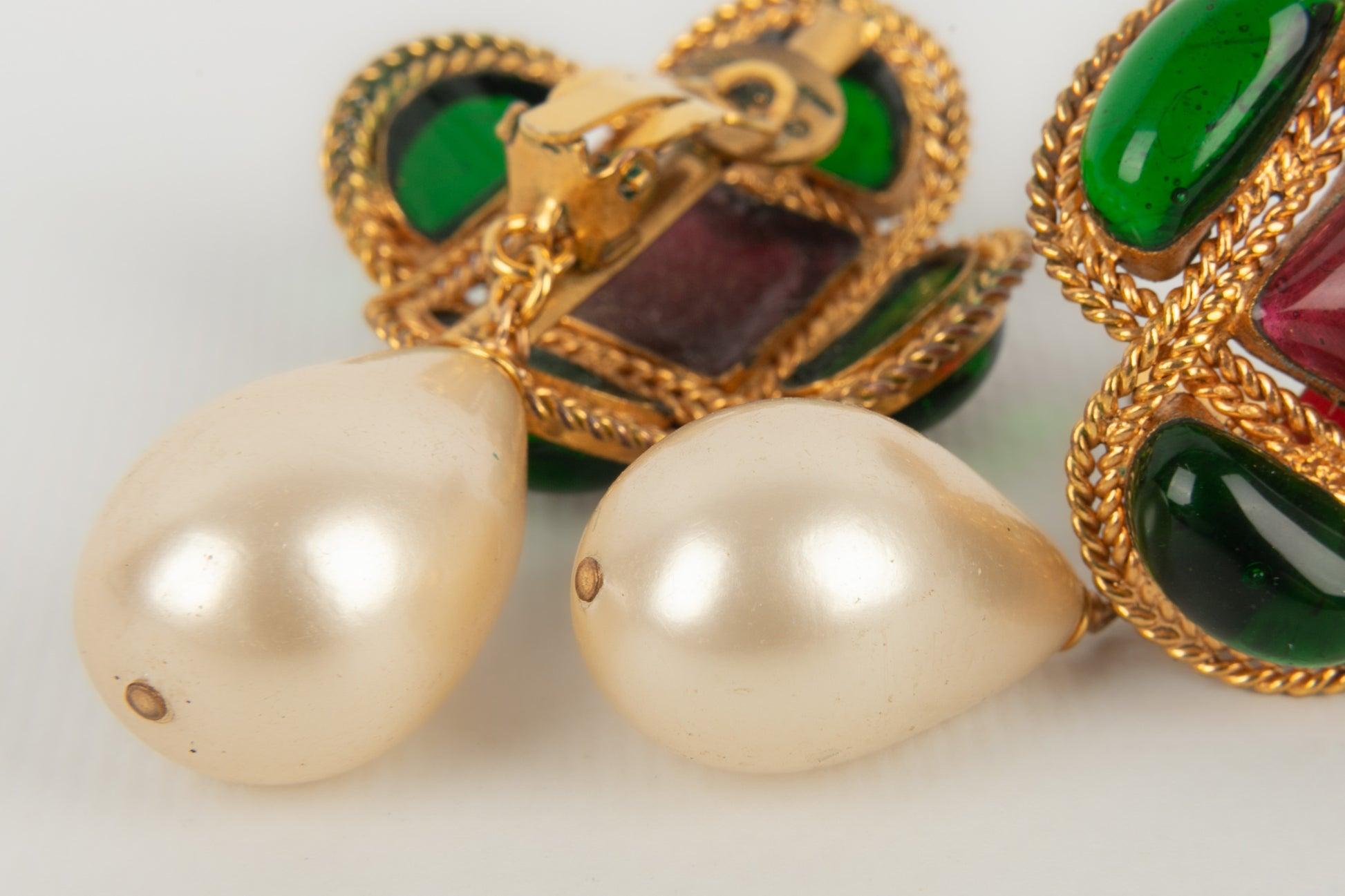 Chanel Golden Metal Clip-on Earrings with Glass Paste, 1990s For Sale 1