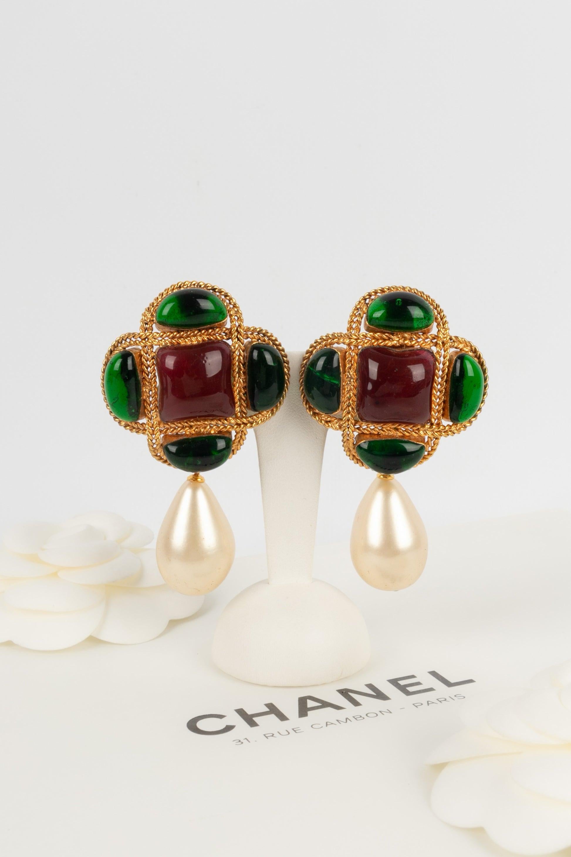 Chanel Golden Metal Clip-on Earrings with Glass Paste, 1990s For Sale 3