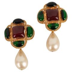 Boucles d'oreilles à clip en métal doré et pâte de verre de Chanel, années 1990