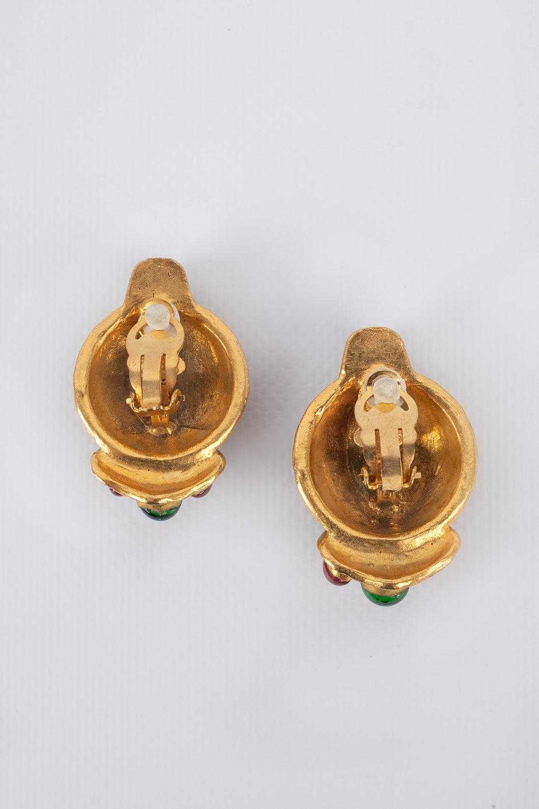 Boucles d'oreilles à clip en métal doré et pâte de verre de Chanel, 1993 Bon état - En vente à SAINT-OUEN-SUR-SEINE, FR