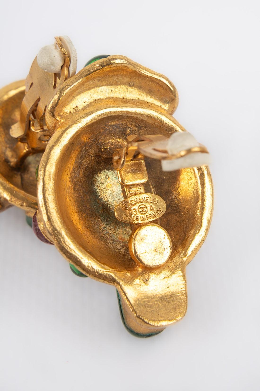 Boucles d'oreilles à clip en métal doré et pâte de verre de Chanel, 1993 en vente 3