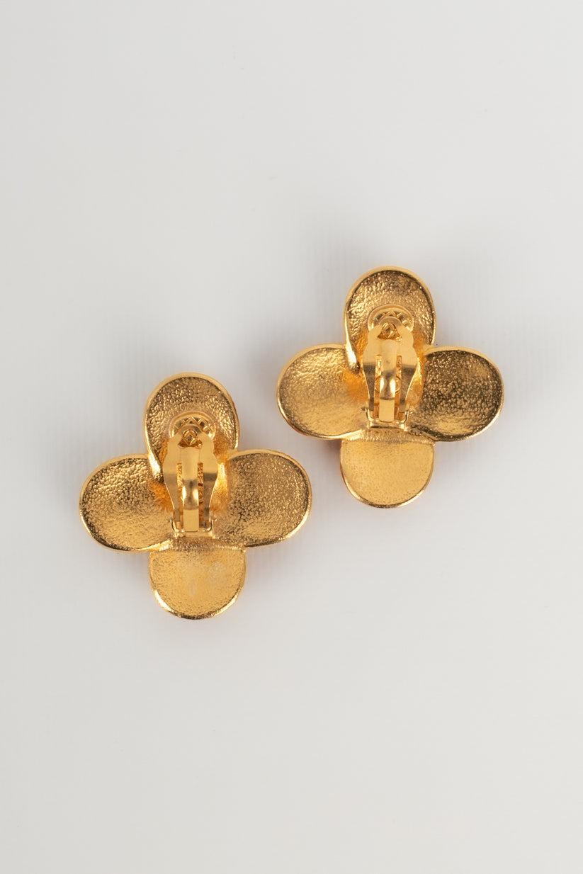Chanel Golden Metal Clip-on Earrings with Glass Paste, 1997 In Excellent Condition For Sale In SAINT-OUEN-SUR-SEINE, FR