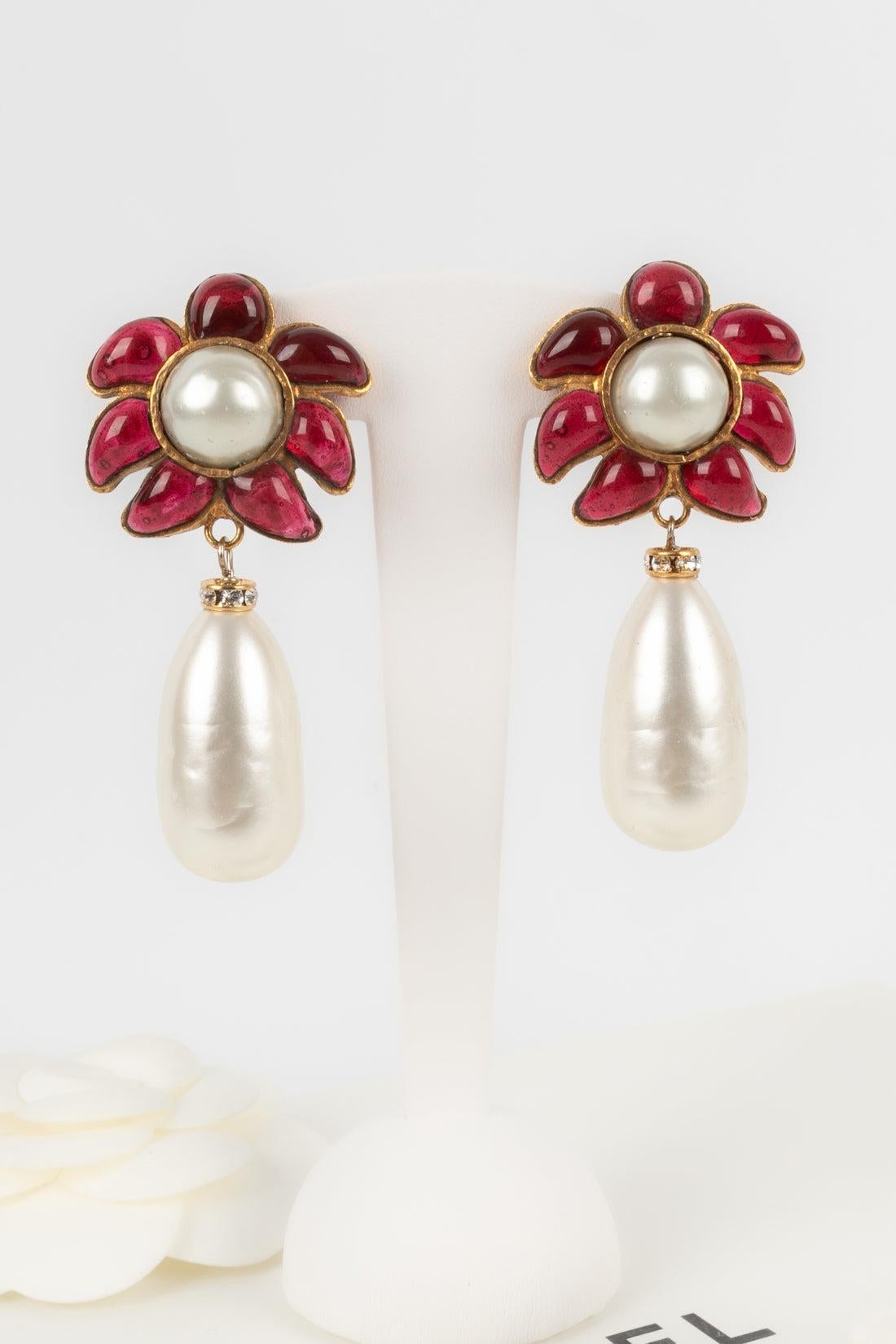 Chanel Golden Metal Clip-on Earrings with Glass Paste and Costume Pearl, 1994 For Sale 4