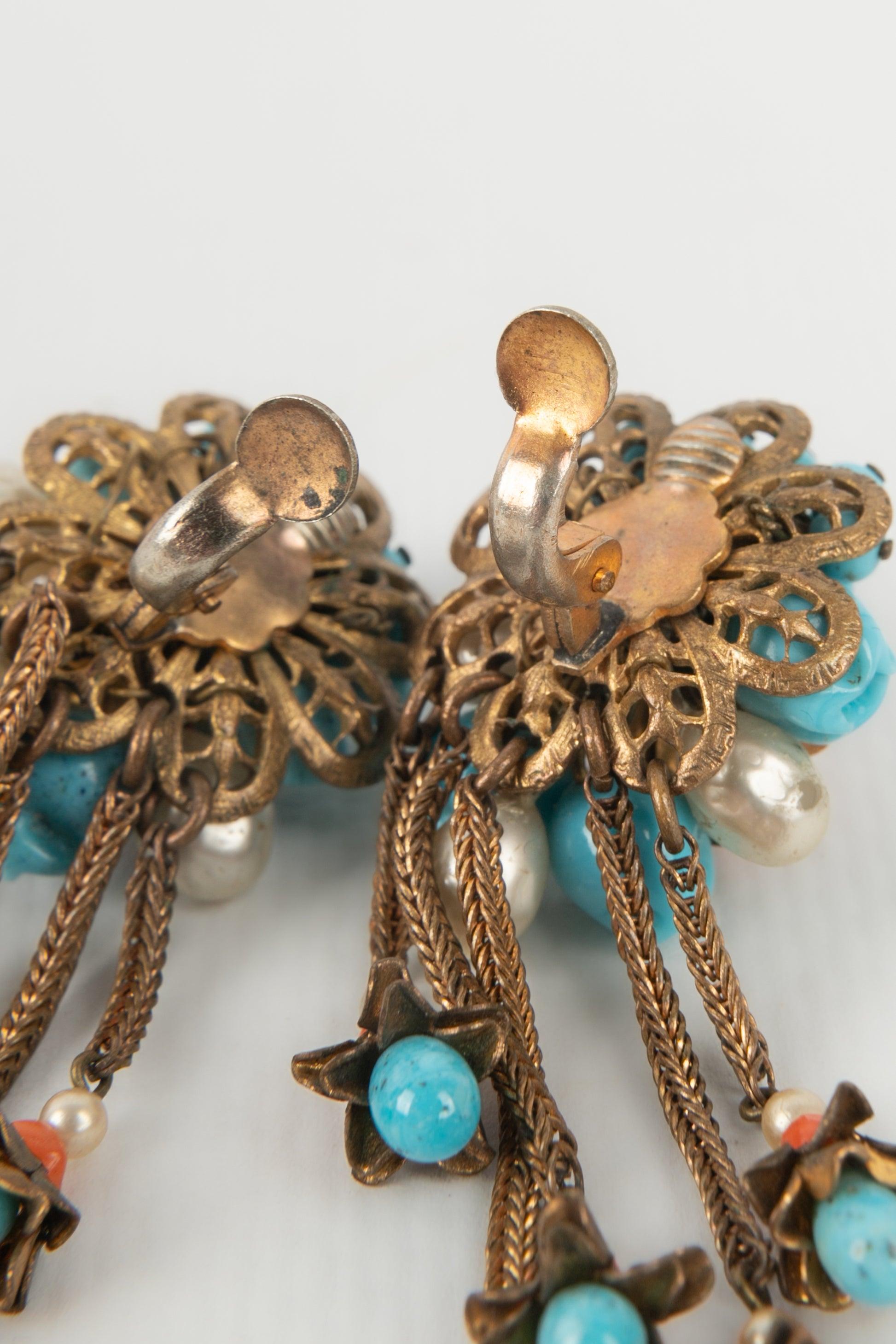 Chanel Goldene Metall-Ohrringe mit Glaspaste und Kostümperlen im Angebot 1