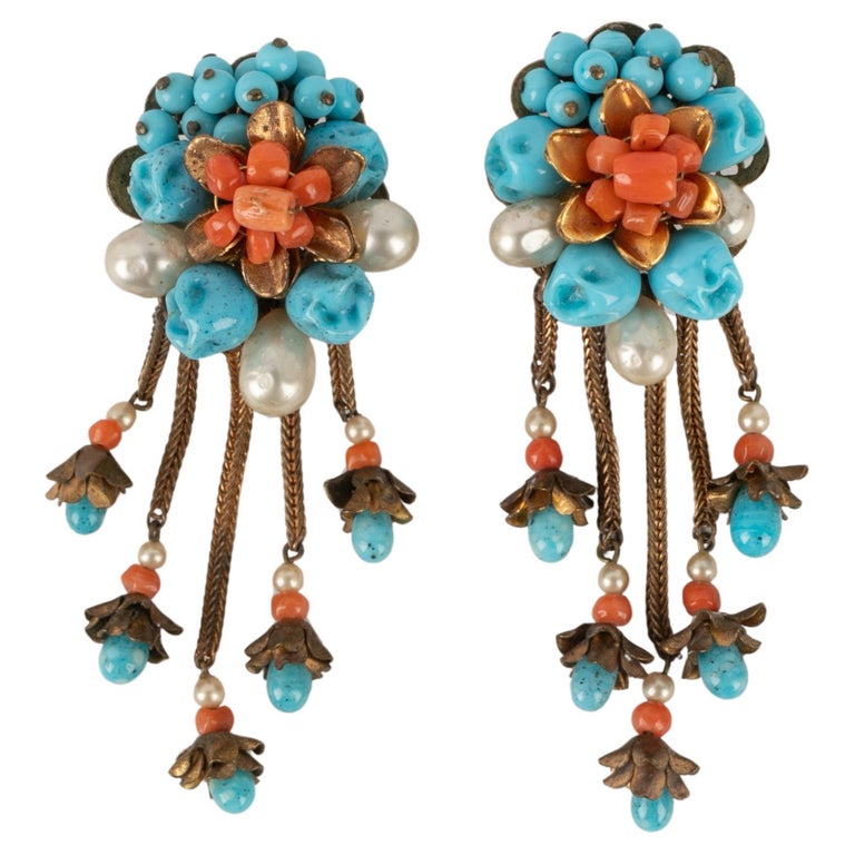 Chanel Boucles d'oreilles à clip en métal doré avec pâte de