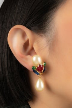 Orecchini a clip in metallo dorato di Chanel con pasta di vetro e gocce di perle in costume