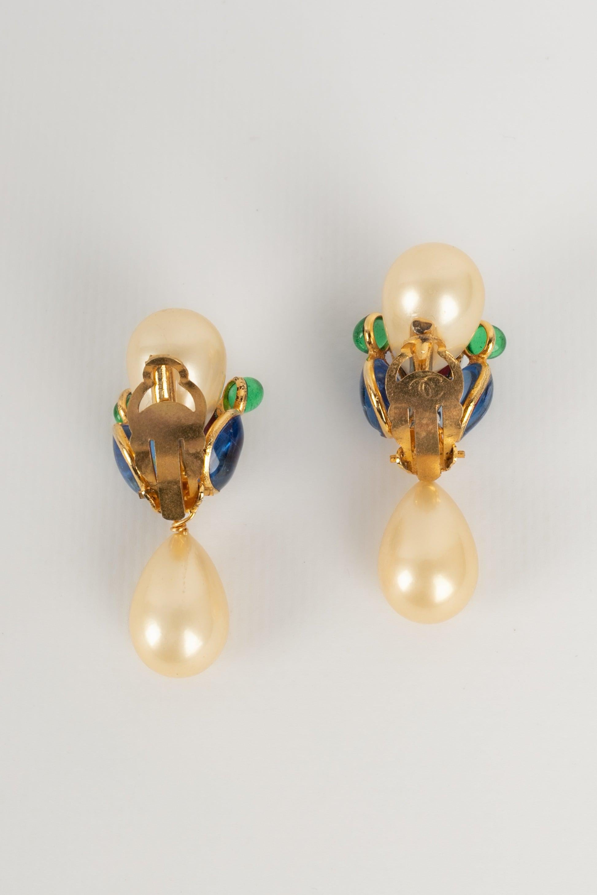 Chanel Golden Metal Clip-on Earrings with Glass Paste and Costume Pearly Drops In Excellent Condition For Sale In SAINT-OUEN-SUR-SEINE, FR