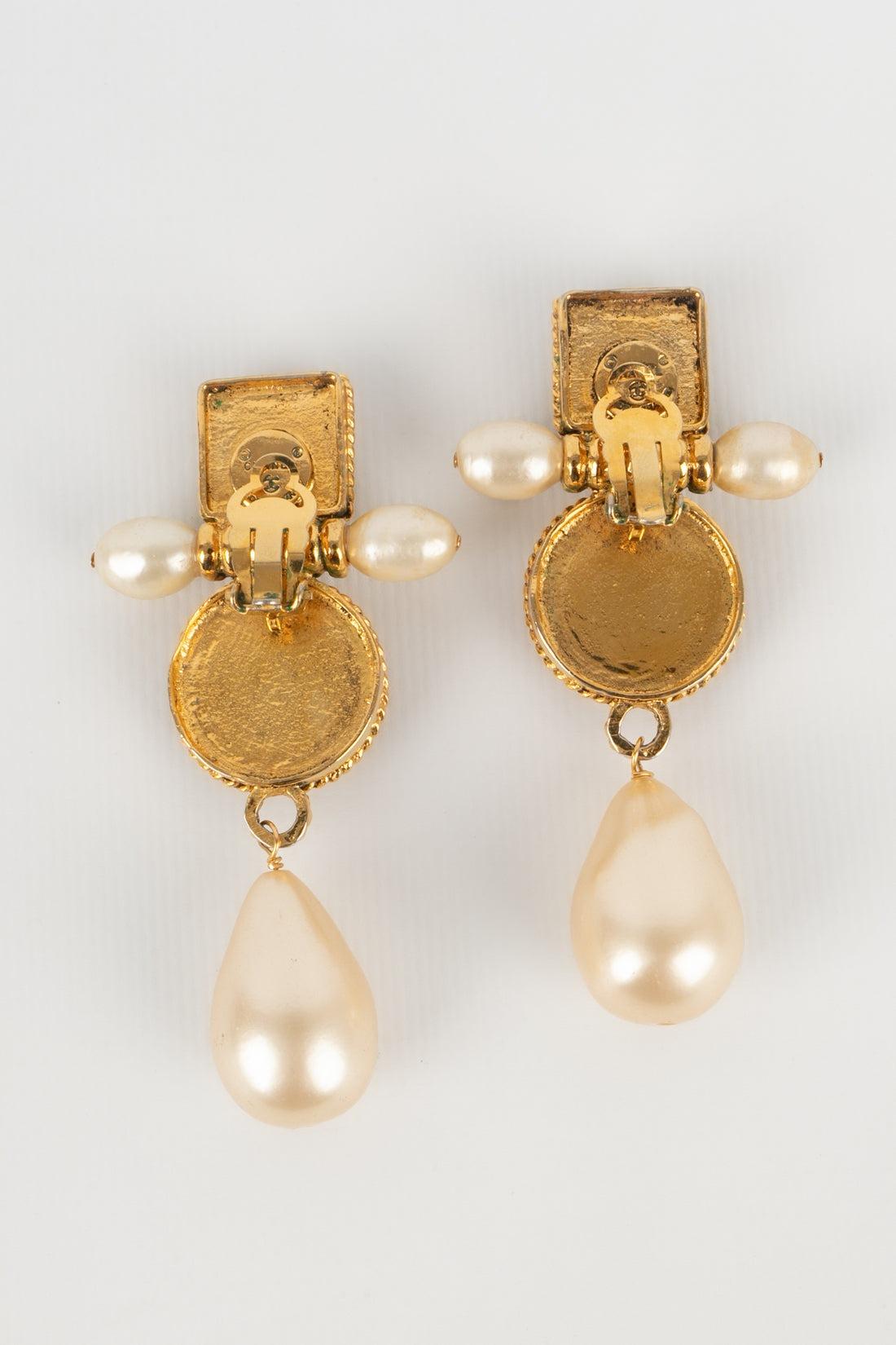 Chanel Goldene Metall-Ohrclips mit Glaspaste und Perlentropfen im Zustand „Hervorragend“ im Angebot in SAINT-OUEN-SUR-SEINE, FR