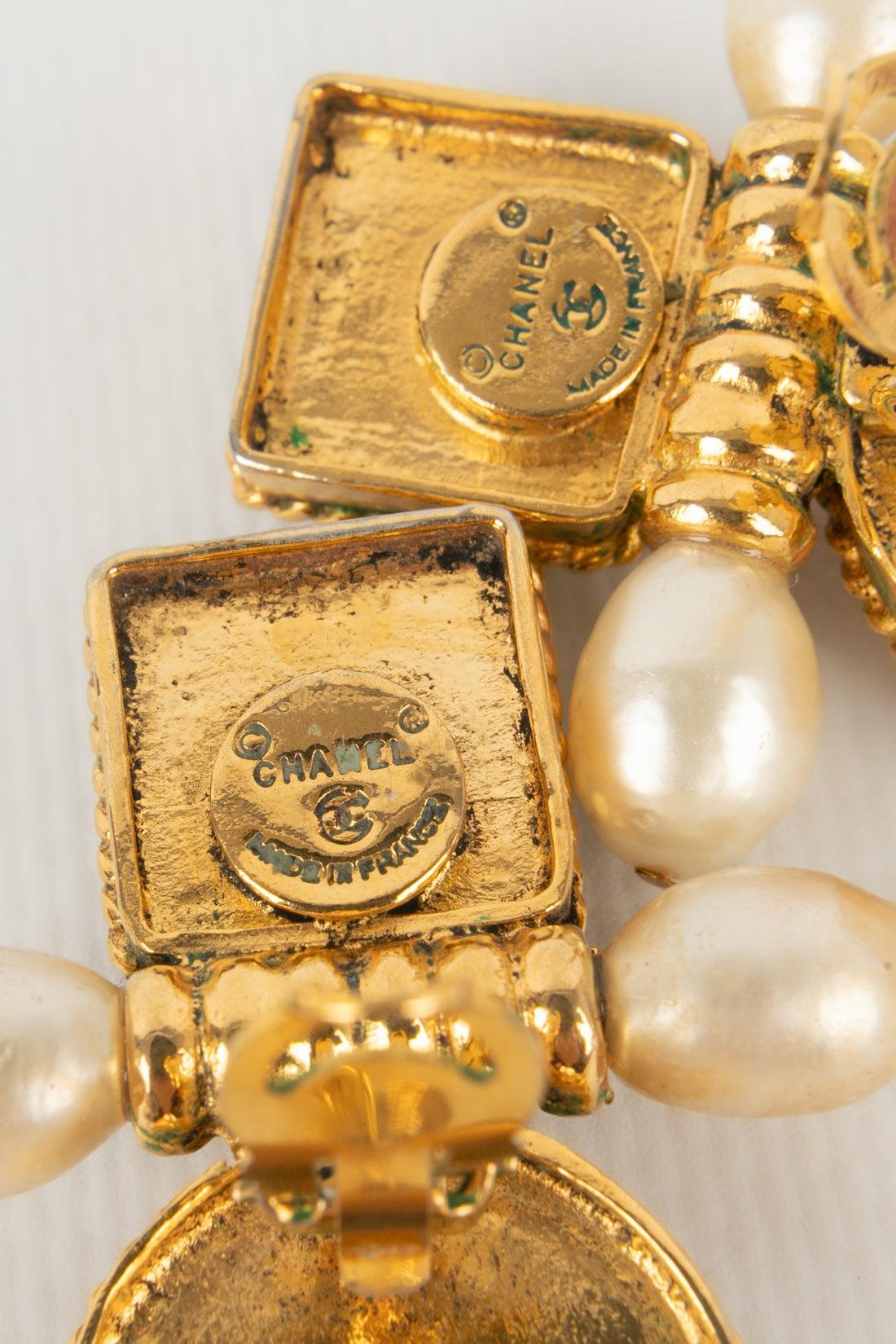 Chanel Goldene Metall-Ohrclips mit Glaspaste und Perlentropfen Damen im Angebot