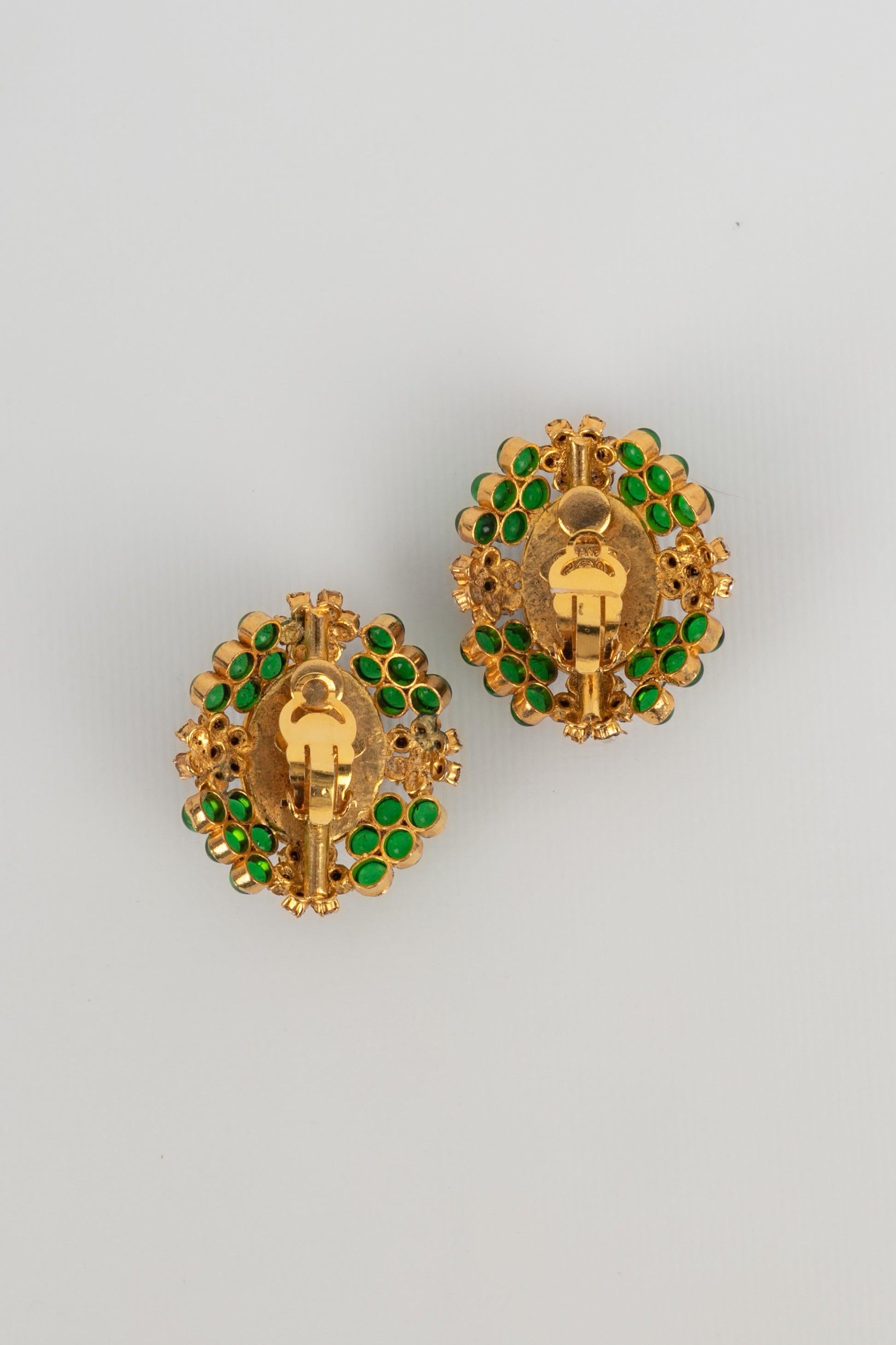 Chanel Golden Metal Clip-on Earrings with Glass Paste and Rhinestones, 1990s In Excellent Condition For Sale In SAINT-OUEN-SUR-SEINE, FR