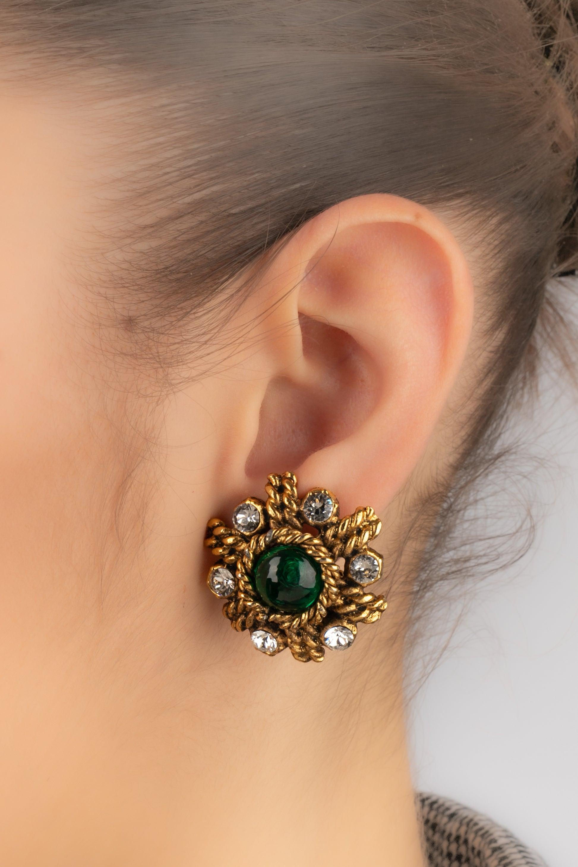 Chanel - (Made in France) Golden metal clip-on earrings with green glass paste cabochons. Jewelry from the 1980s.

Additional information:
Condition: Very good condition
Dimensions: Diameter: 3 cm
Period: 20th Century

Seller Reference: BOB286