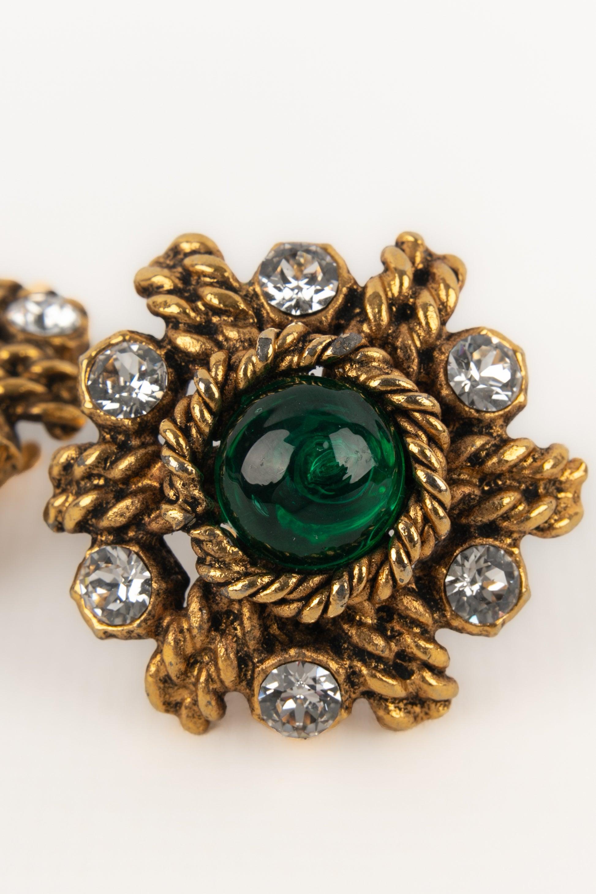 Chanel Golden Metal Clip-on Earrings with Green Glass Paste Cabochons, 1980s In Excellent Condition For Sale In SAINT-OUEN-SUR-SEINE, FR