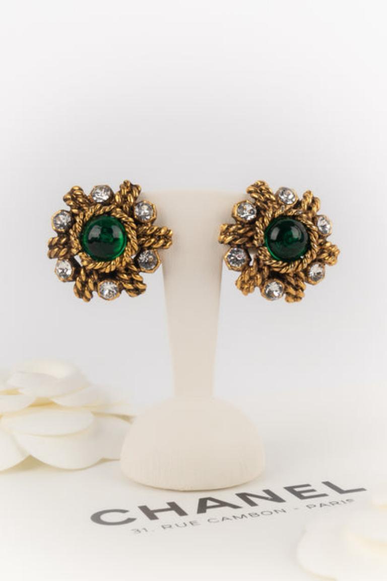 Chanel Golden Metal Clip-on Earrings with Green Glass Paste Cabochons, 1980s For Sale 2