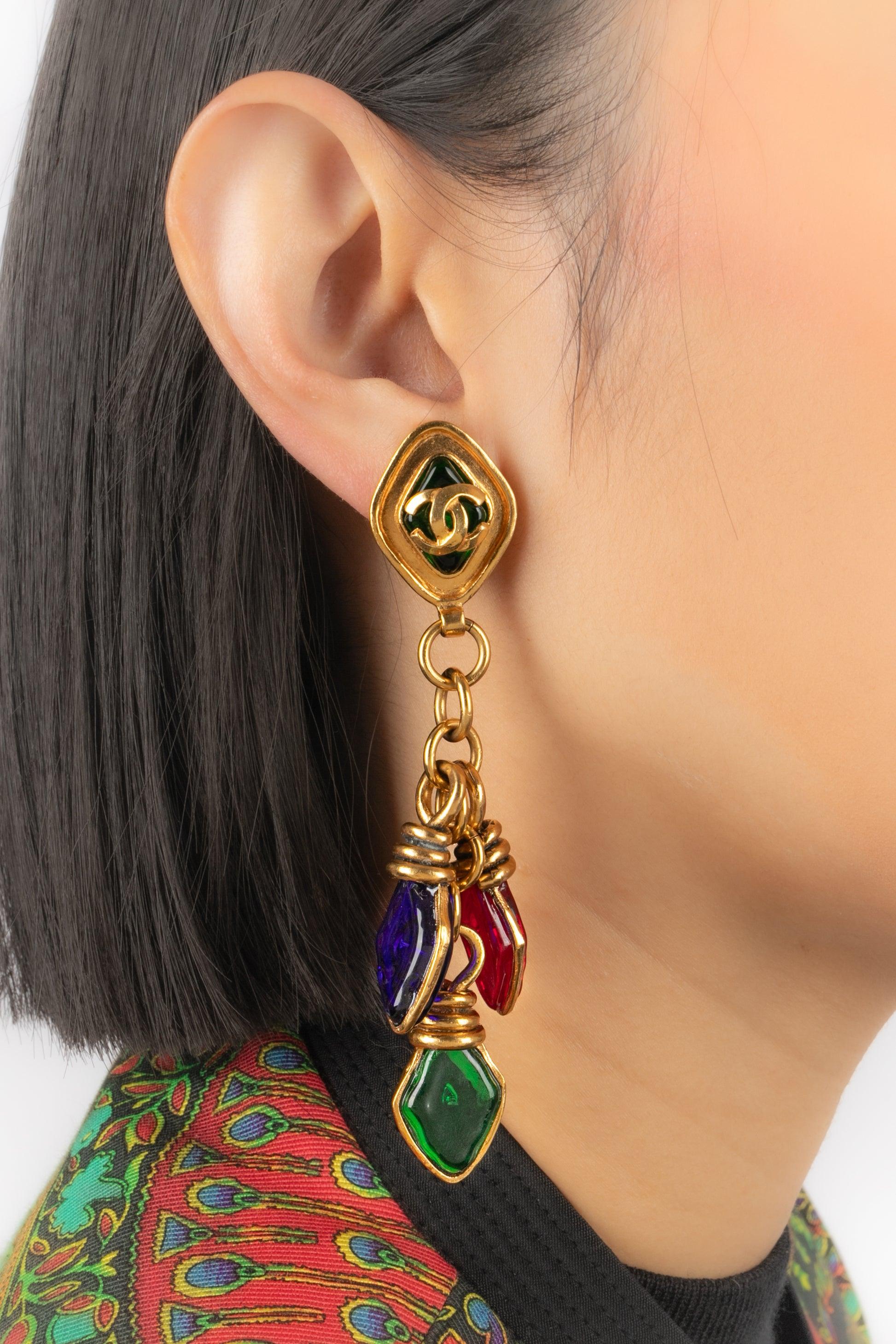 Chanel - (Made in France) Pendientes de clip de metal dorado con pasta de cristal multicolor. Colección Primavera-Verano 1995, bajo la dirección artística de Karl Lagerfeld.

Más información:
Estado: Muy buen estado
Dimensiones: Altura: 10,5