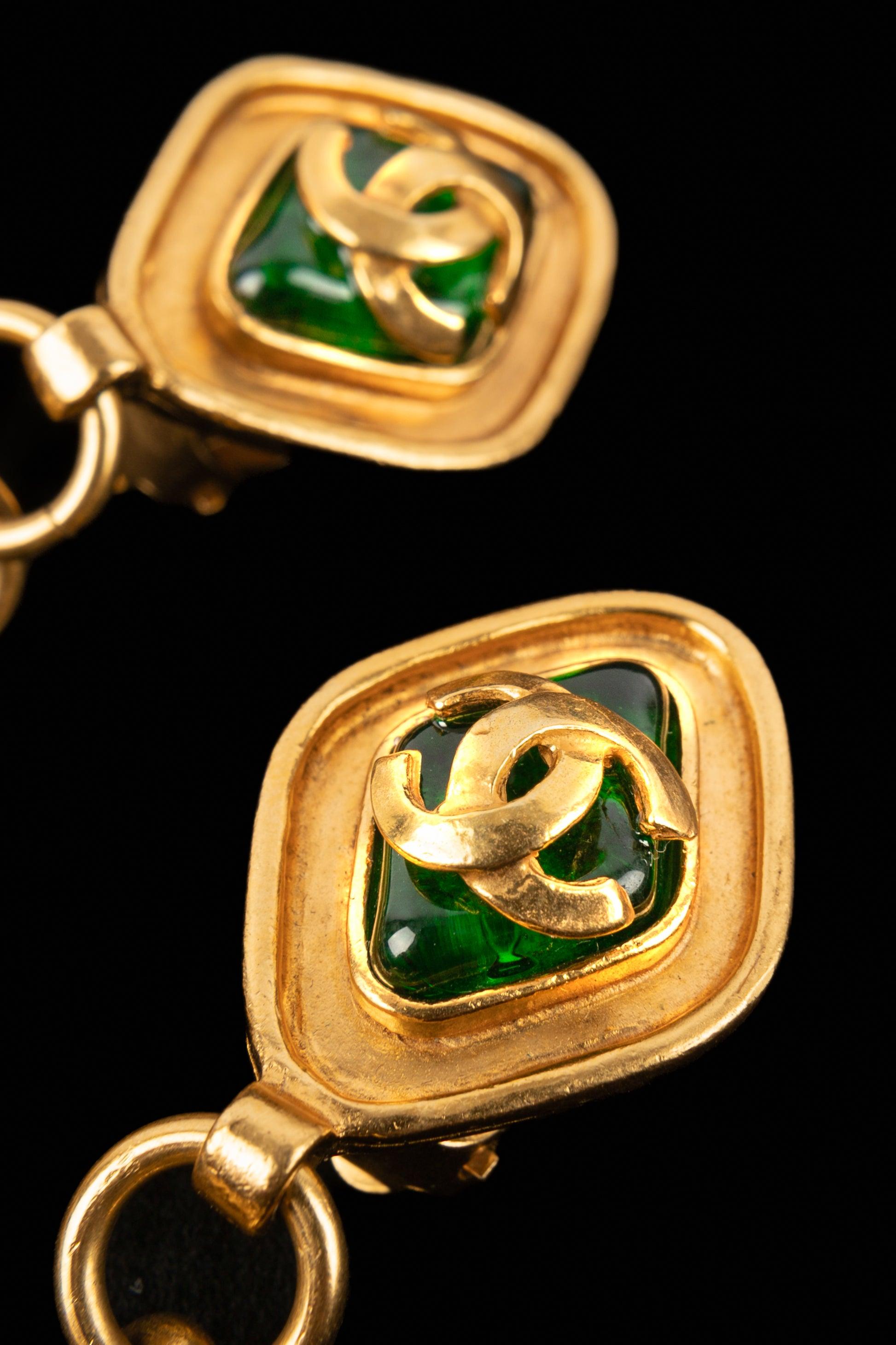 Chanel Pendientes de clip de metal dorado con pasta de vidrio multicolor, 1995 en Excelente estado para la venta en SAINT-OUEN-SUR-SEINE, FR