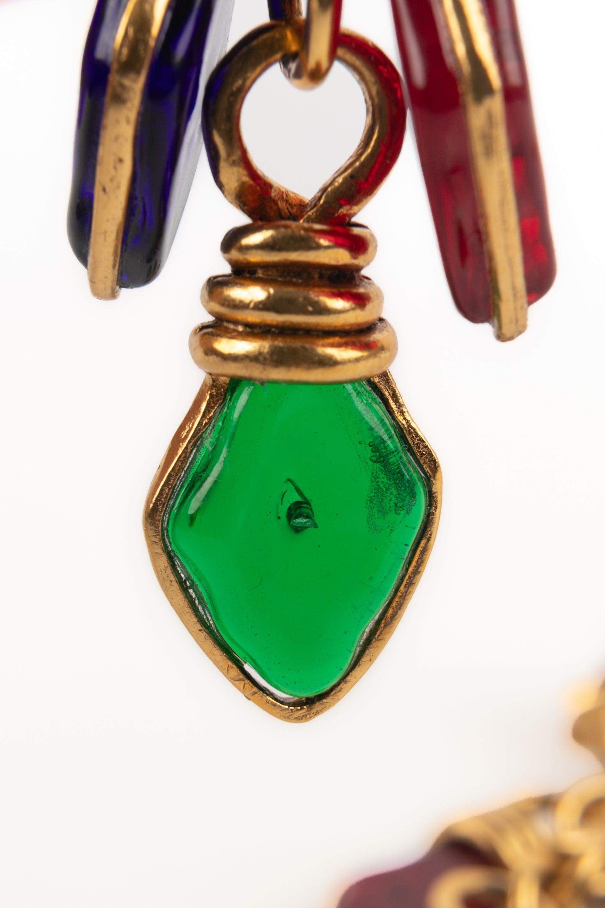 De las mujeres Chanel Pendientes de clip de metal dorado con pasta de vidrio multicolor, 1995 en venta