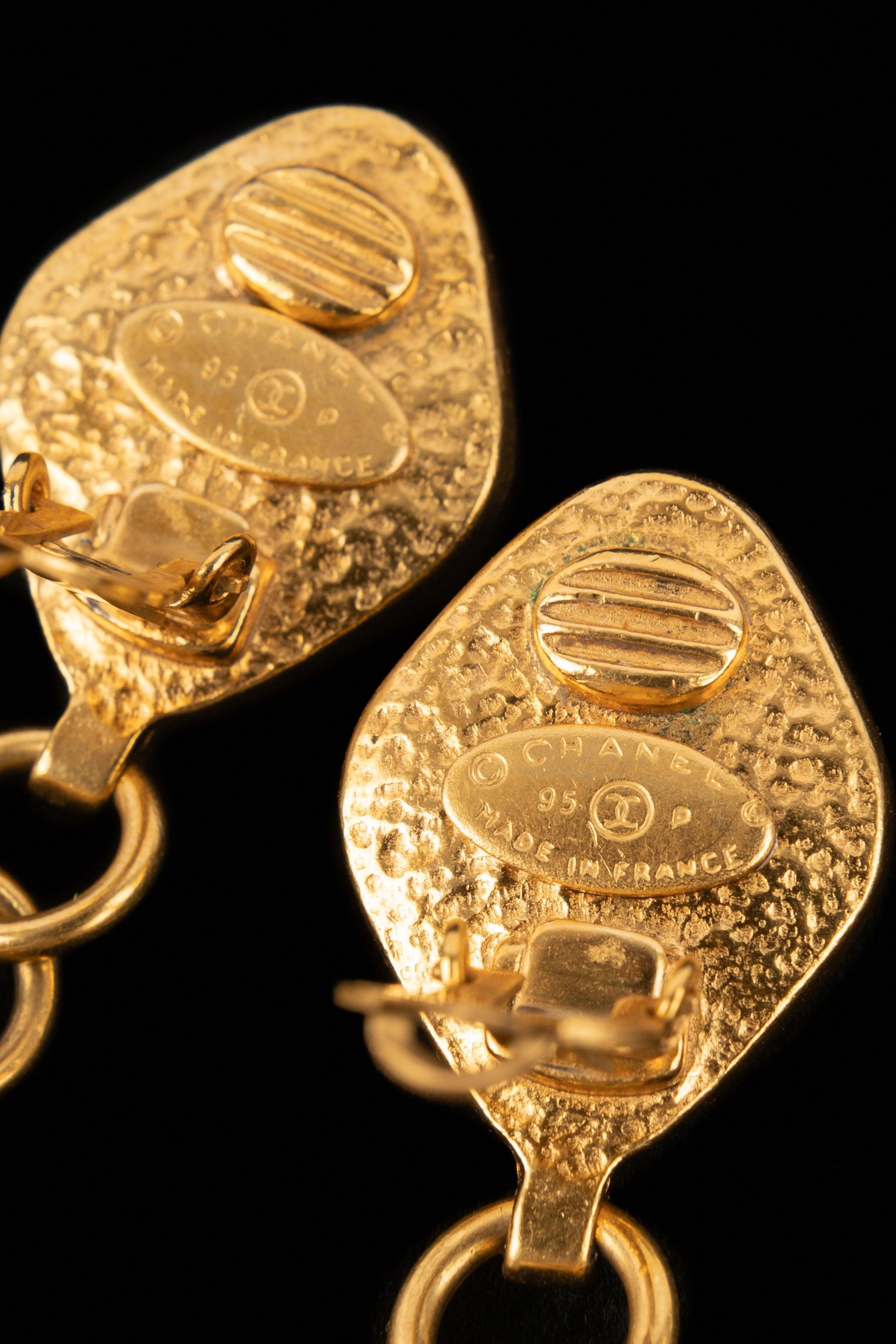 Chanel Pendientes de clip de metal dorado con pasta de vidrio multicolor, 1995 en venta 3