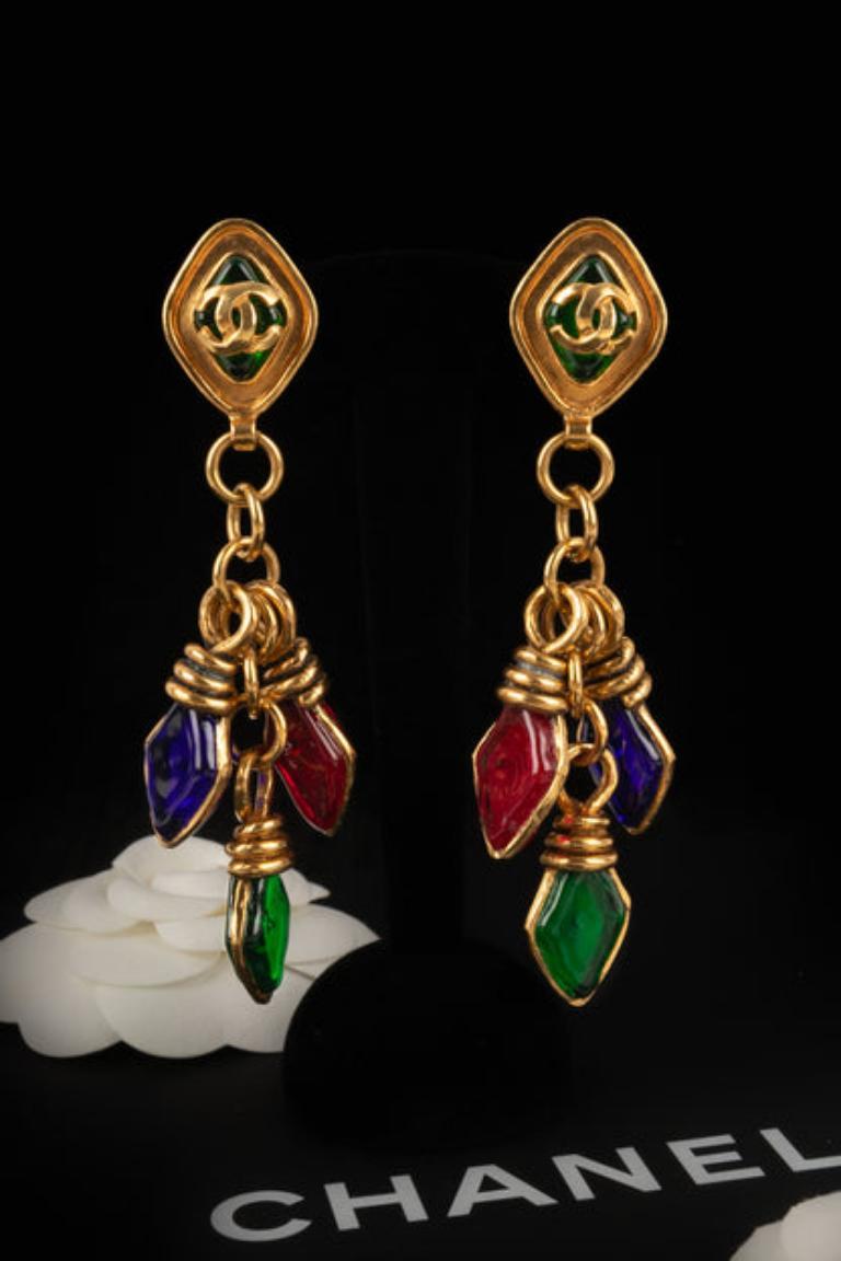 Chanel Pendientes de clip de metal dorado con pasta de vidrio multicolor, 1995 en venta 4