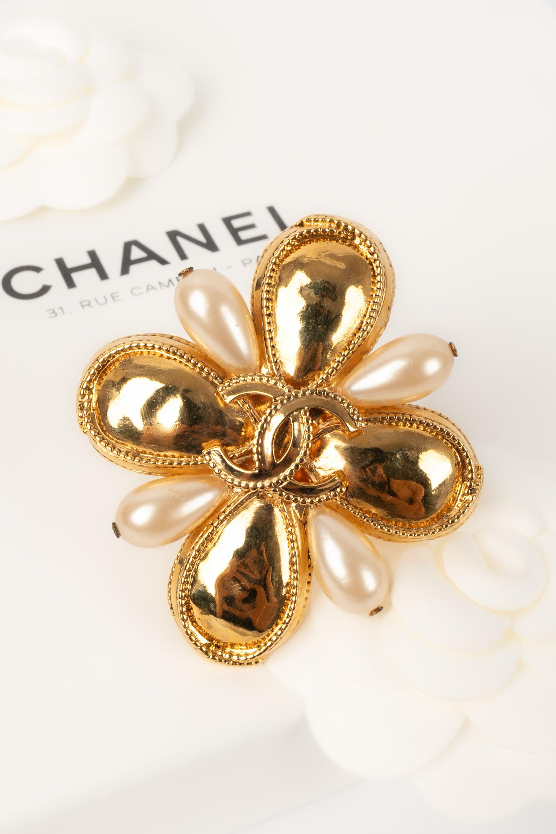 Chanel - (Made in France) Golden metal brooch with costume pearly drops. Fall-Winter 1997 Collection.

Additional information:
Condition: Very good condition
Dimensions: Height: 7 cm

Seller Reference: BRB172
