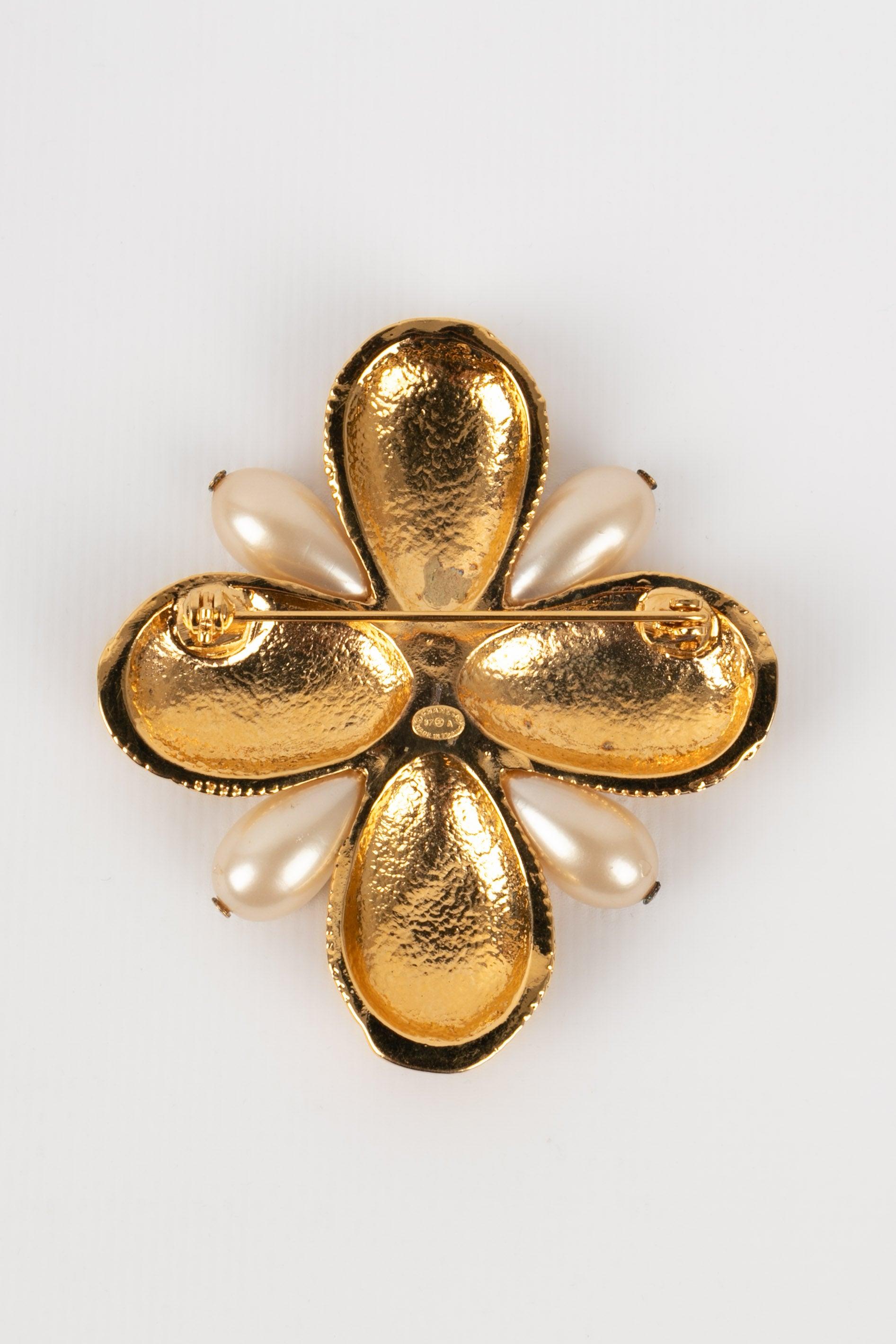 Chanel Golden Metal Cross Brooch, 1997 In Excellent Condition For Sale In SAINT-OUEN-SUR-SEINE, FR