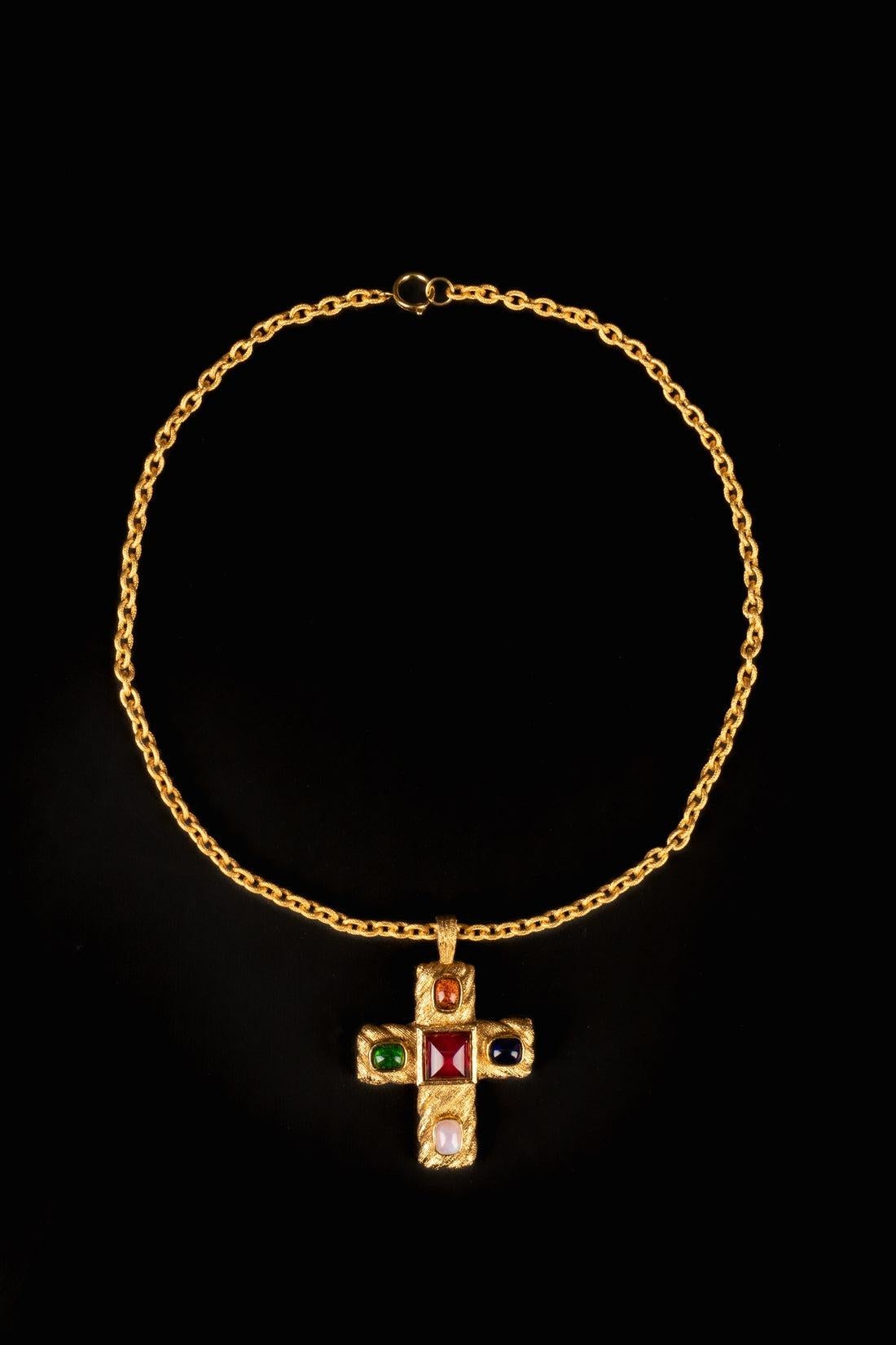 Chanel - (Made in France) Golden metal chain necklace holding a golden metal cross pendant with glass paste. 2cc5 Collection.

Additional information:
Condition: Very good condition
Dimensions: Length: 81 cm

Seller Reference: CB11