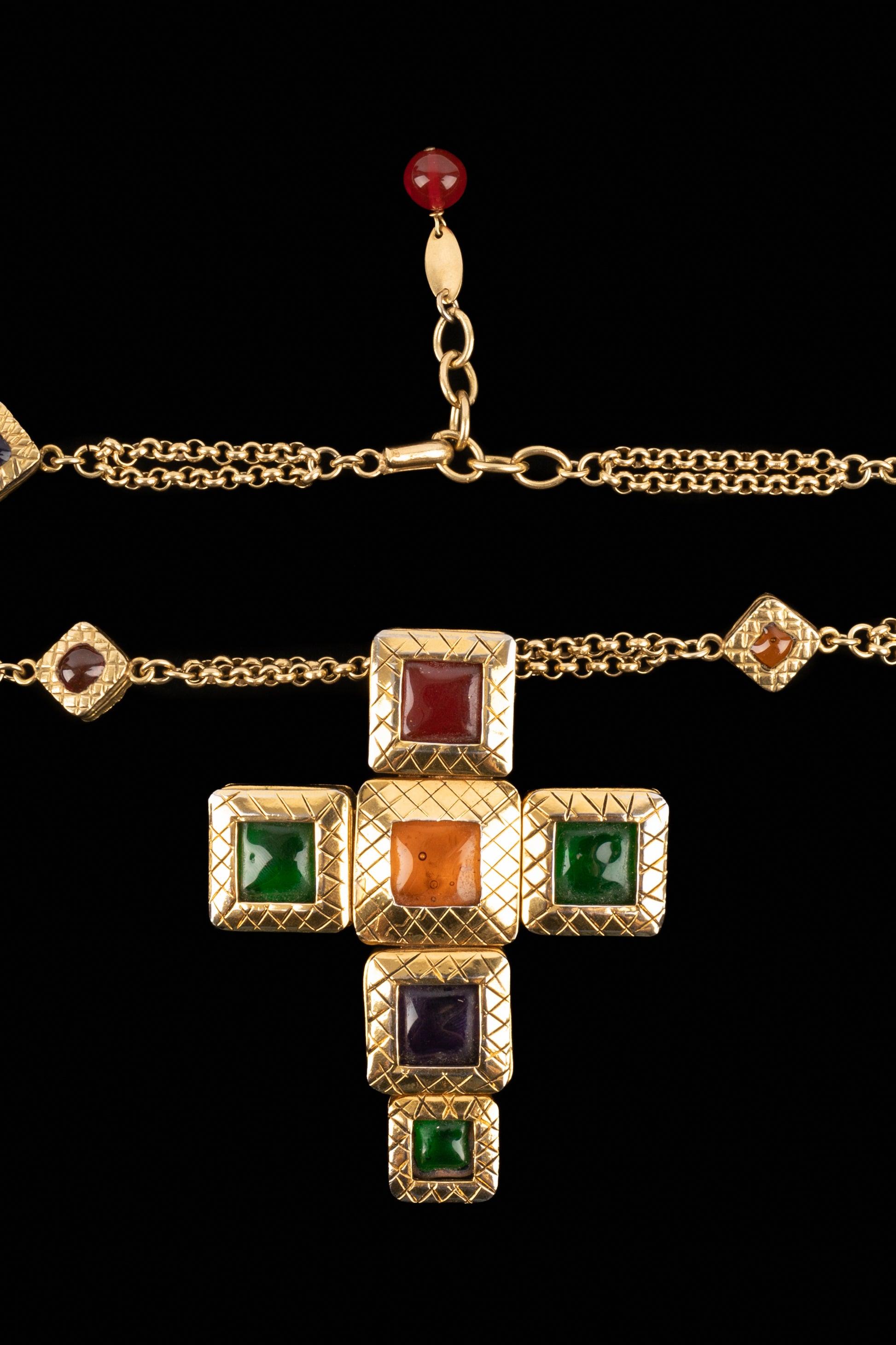 Chanel - (Made in France) Golden metal chain necklace with glass paste and a golden metal pendant brooch with multicolored glass paste. 2cc5 Collection.

Additional information:
Condition: Very good condition
Dimensions: Length: from 86 cm to 89