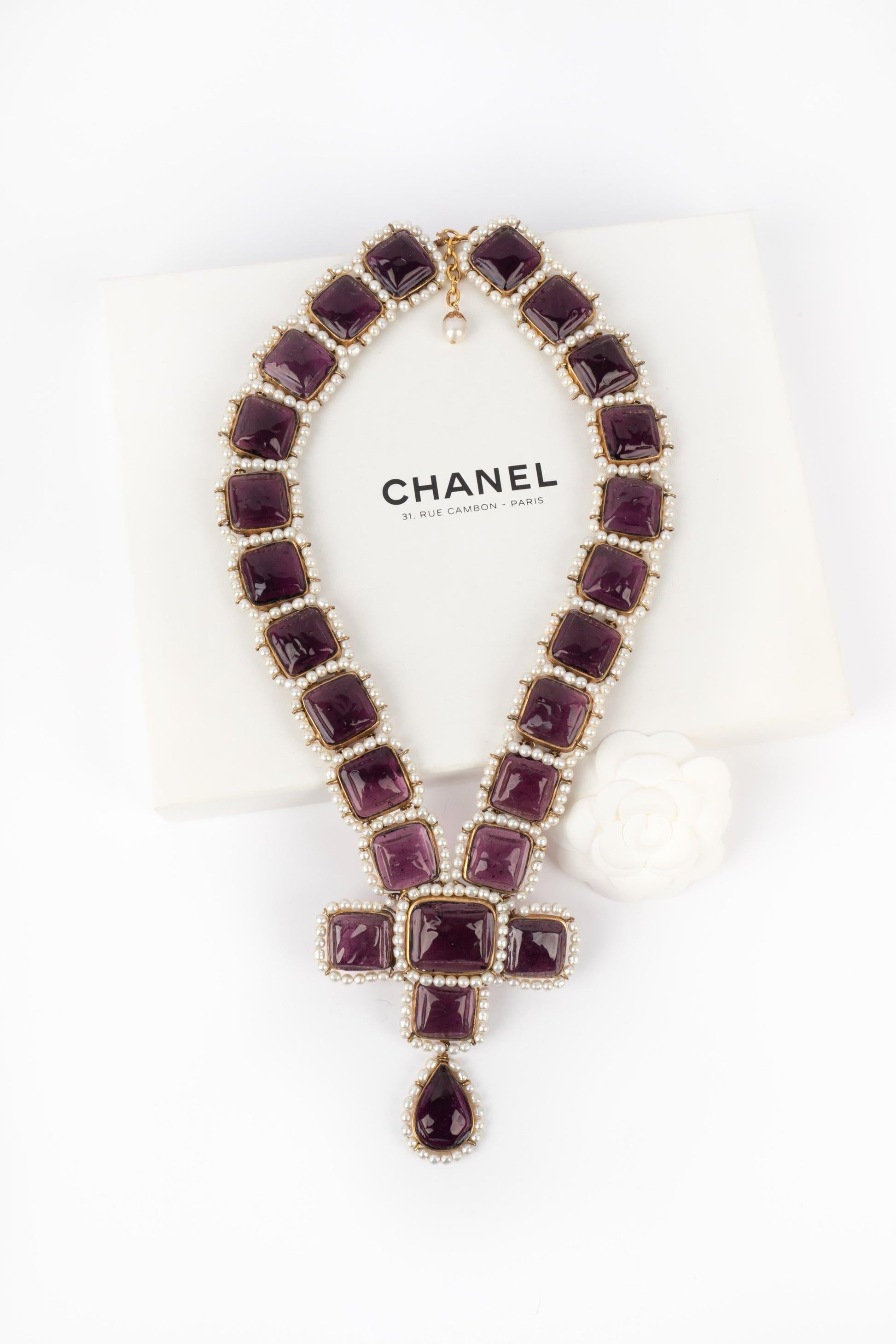 Chanel Golden Metal Cross Necklace with Glass Paste and Costume Pearls, 1930s In Excellent Condition In SAINT-OUEN-SUR-SEINE, FR