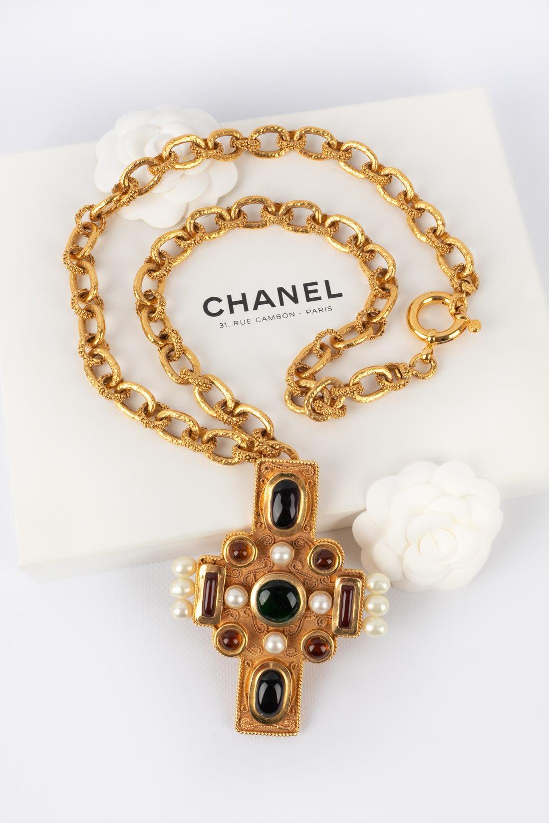 Chanel - (Made in France) Golden metal chain necklace holding a golden metal pendant brooch with glass paste and costume pearls. 2cc5 Collection.

Additional information:
Condition: Very good condition
Dimensions: Length: 88 cm - Height: 12
