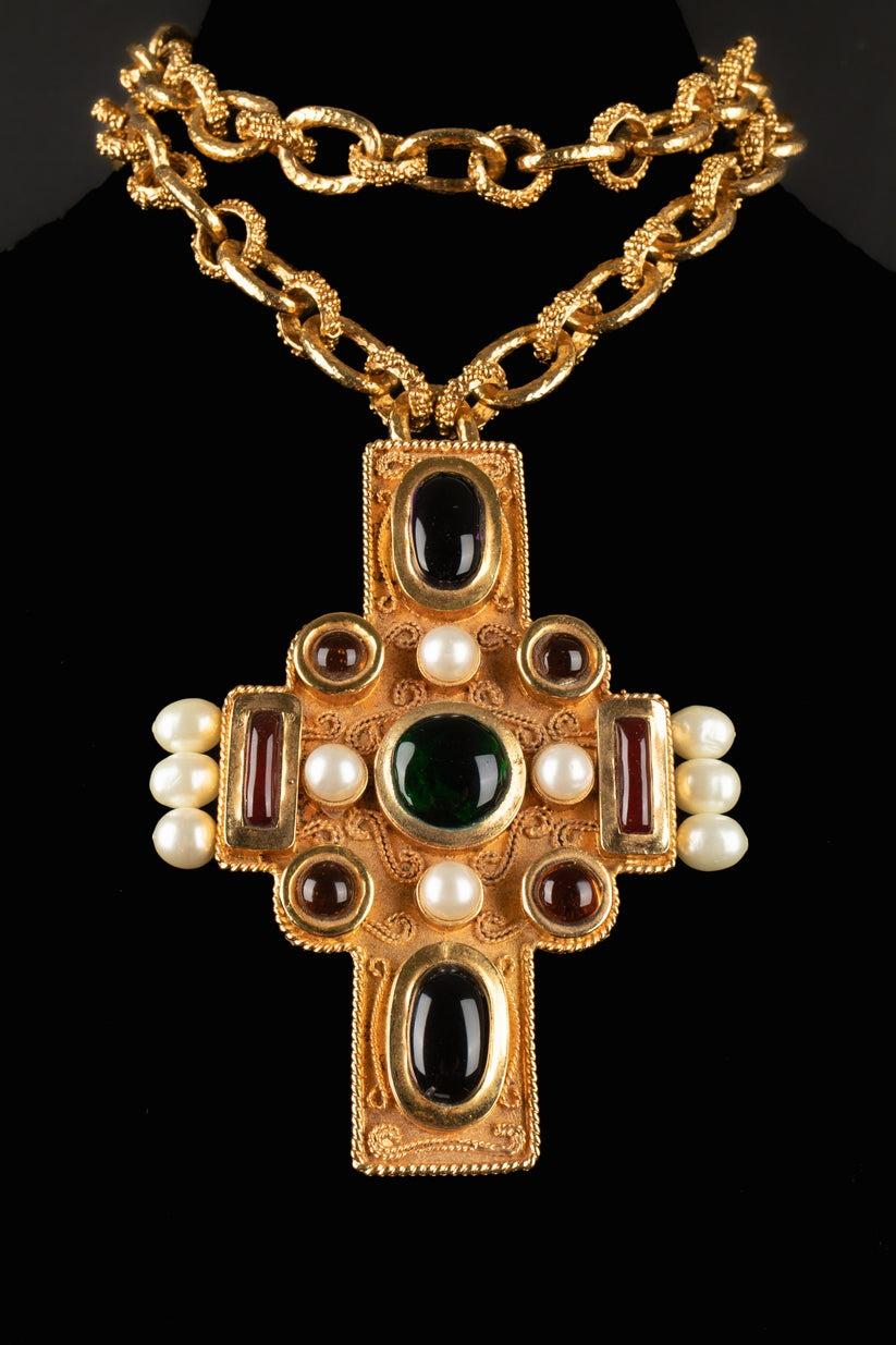 Collana con ciondolo a croce in metallo dorato di Chanel in vendita 2