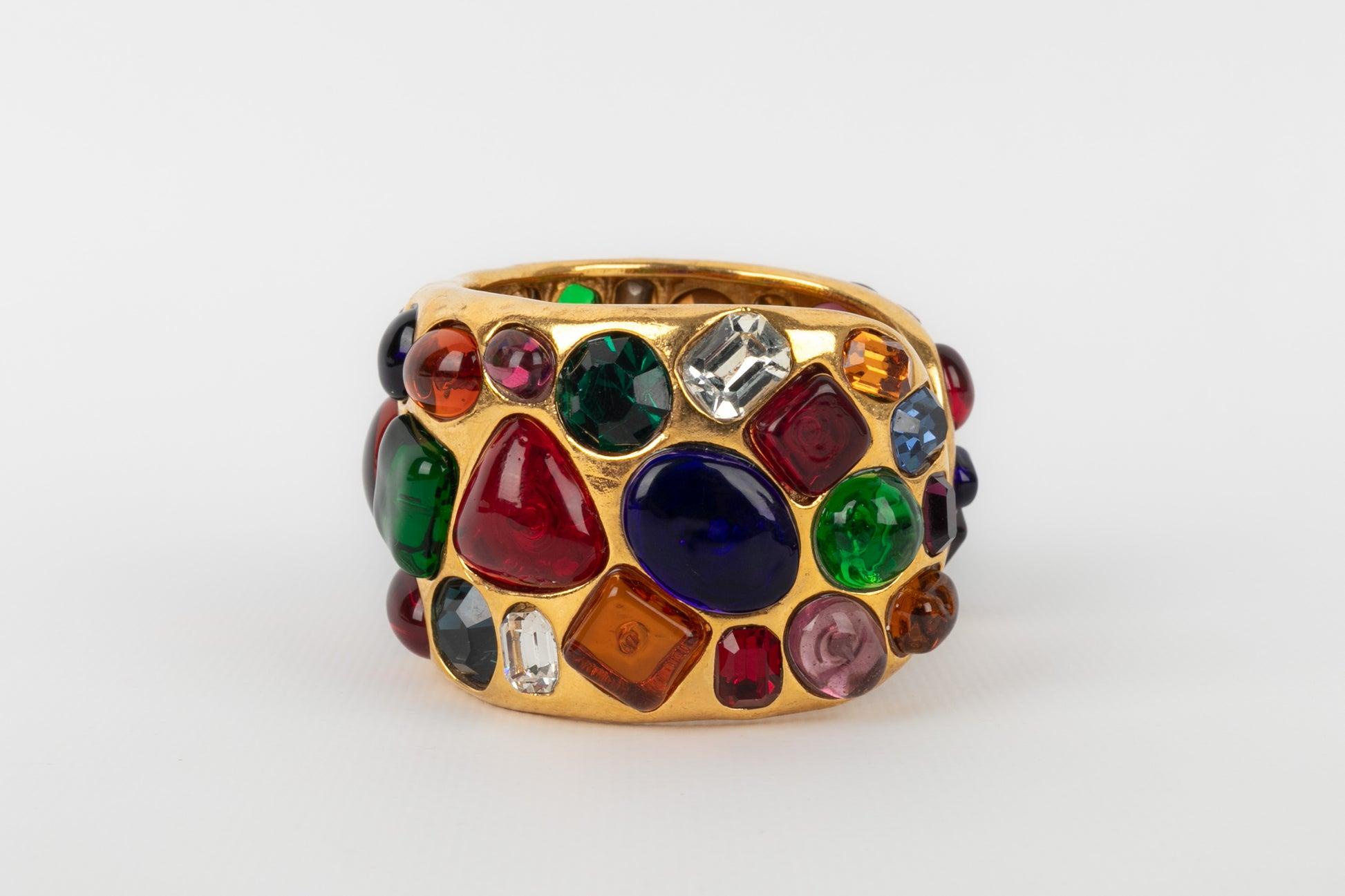 Chanel - (Made in France) Bracciale in metallo dorato ornato con strass e pasta di vetro multicolore. Collezione 2cc6 - inizio anni '90.

Informazioni aggiuntive:
Condizioni: Ottime condizioni
Dimensioni: Lunghezza: 16 cm - Apertura: 2 cm
Periodo:
