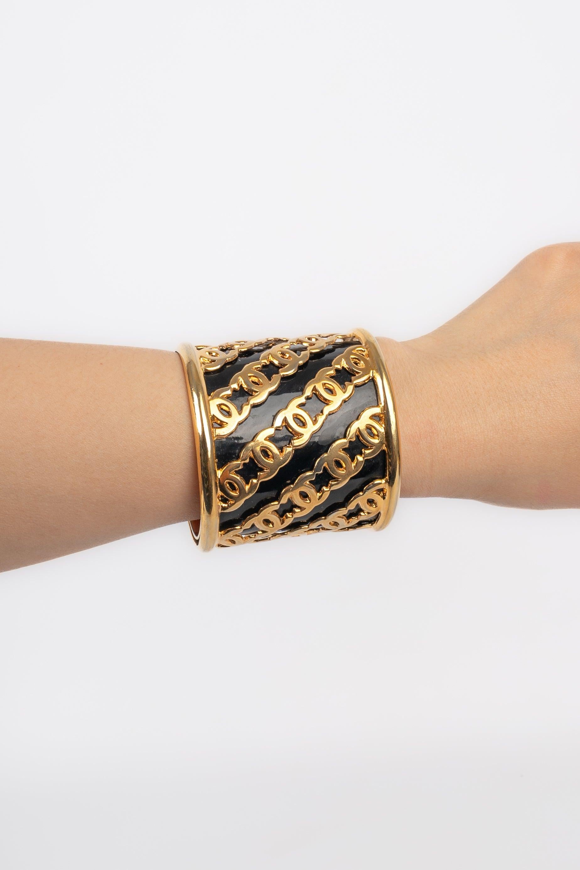 Chanel Golden Metal Cuff Bracelet Enameled with Black In Excellent Condition For Sale In SAINT-OUEN-SUR-SEINE, FR