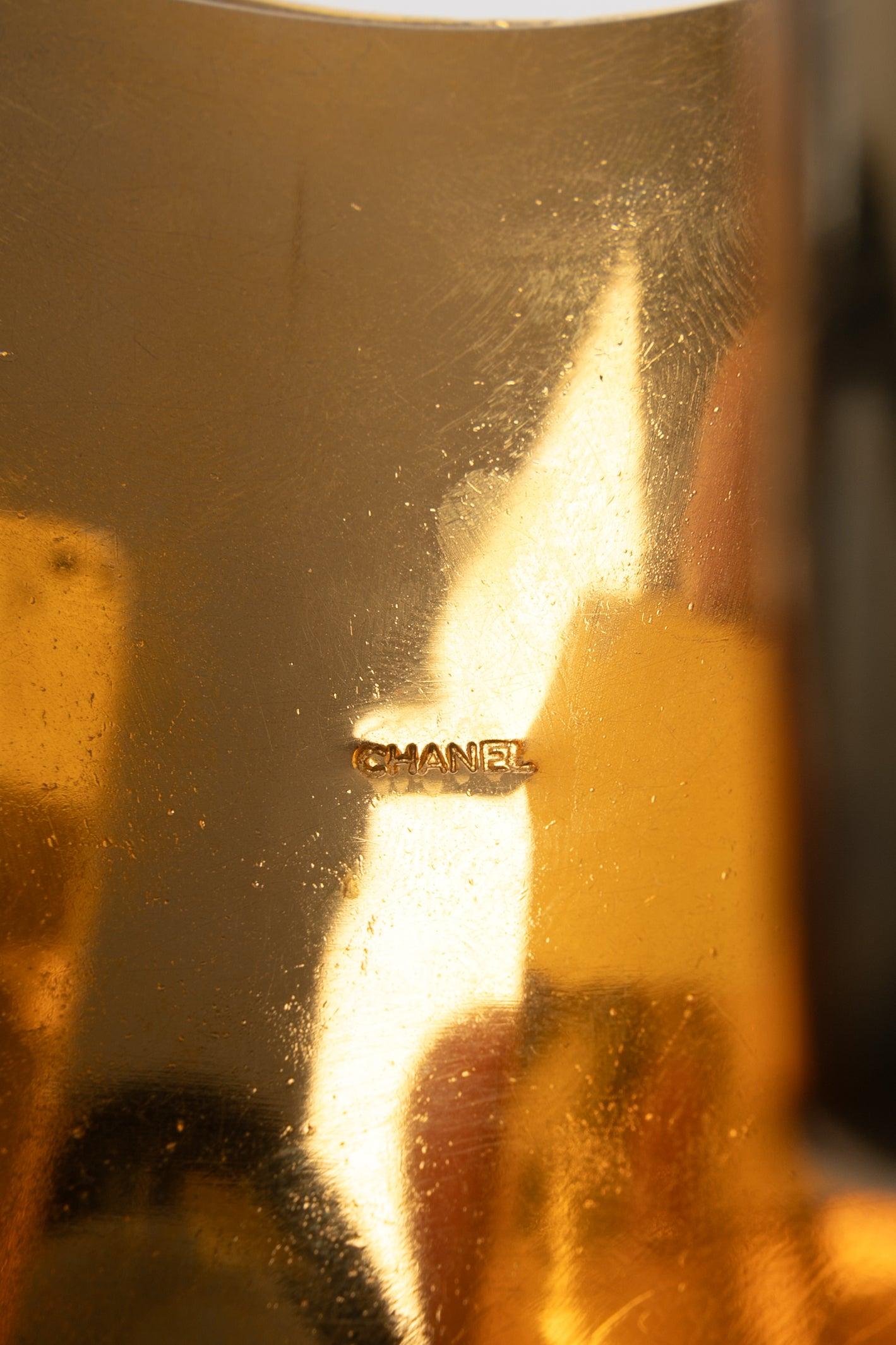 Chanel Goldenes Metall-Manschettenarmband aus Metall, emailliert mit Schwarz im Angebot 3