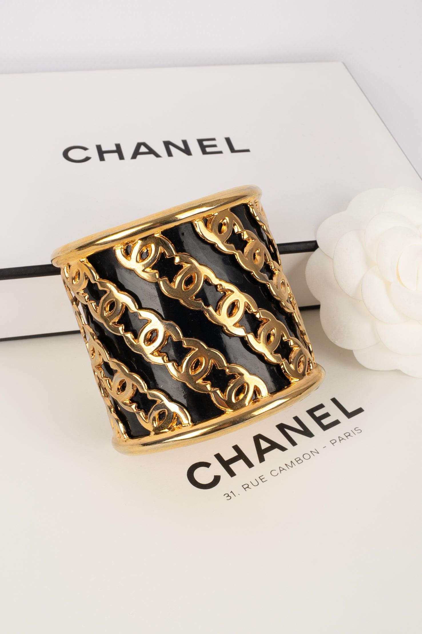 Chanel Golden Metal Cuff Bracelet Enameled with Black For Sale 4