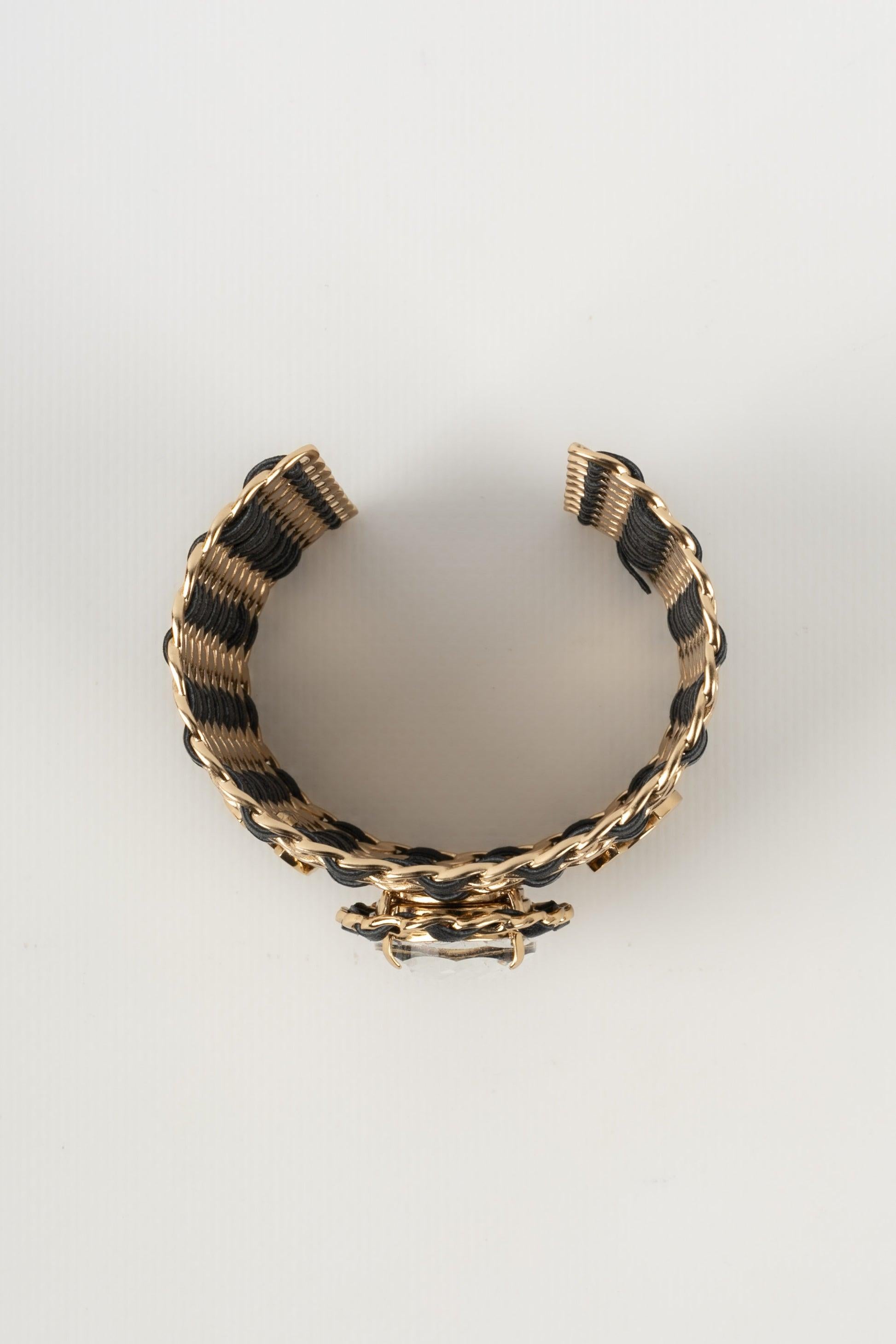 Chanel Golden Metal Cuff Bracelet Interlaced with Rhinestone, 2022 In Excellent Condition For Sale In SAINT-OUEN-SUR-SEINE, FR