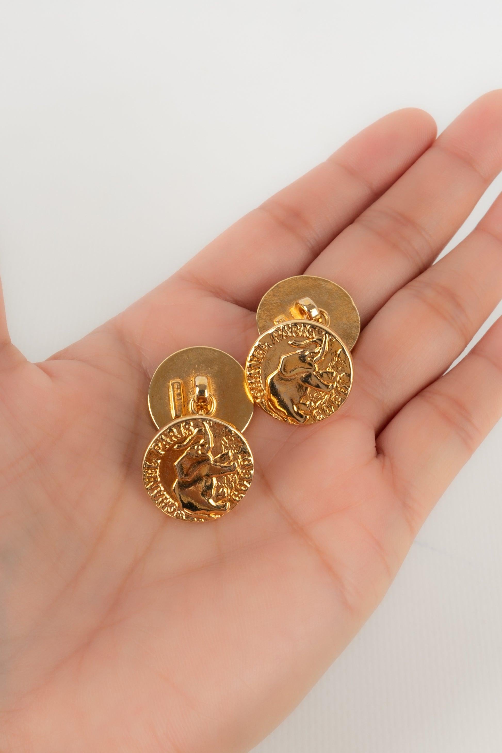 Chanel - Engraved golden metal cufflinks representing an elephant.

Additional information:
Condition: Very good condition
Dimensions: Diameter: 2 cm

Seller Reference: ACC133