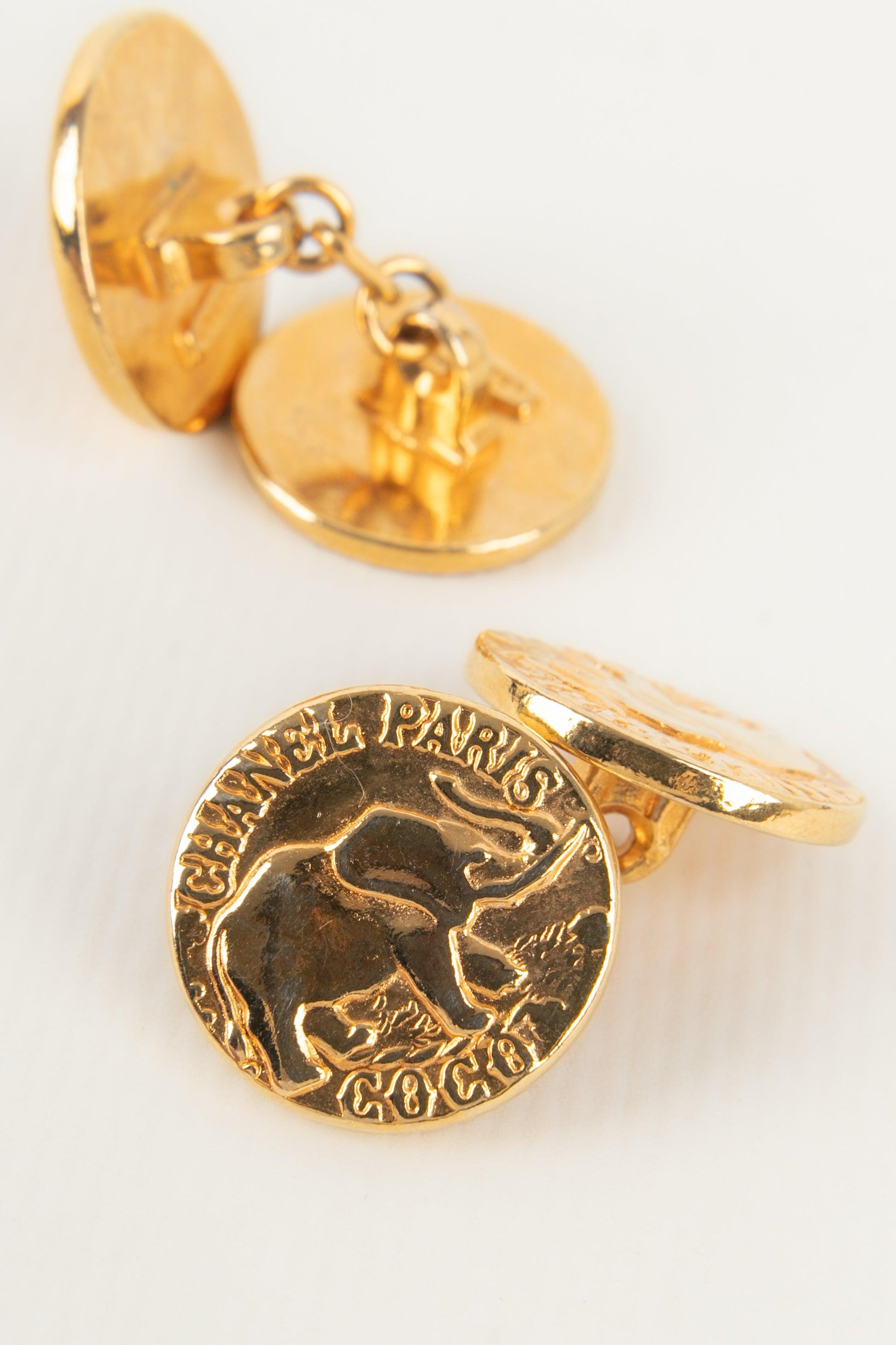 Chanel Goldene Metall-Manschettenknöpfe im Zustand „Hervorragend“ im Angebot in SAINT-OUEN-SUR-SEINE, FR