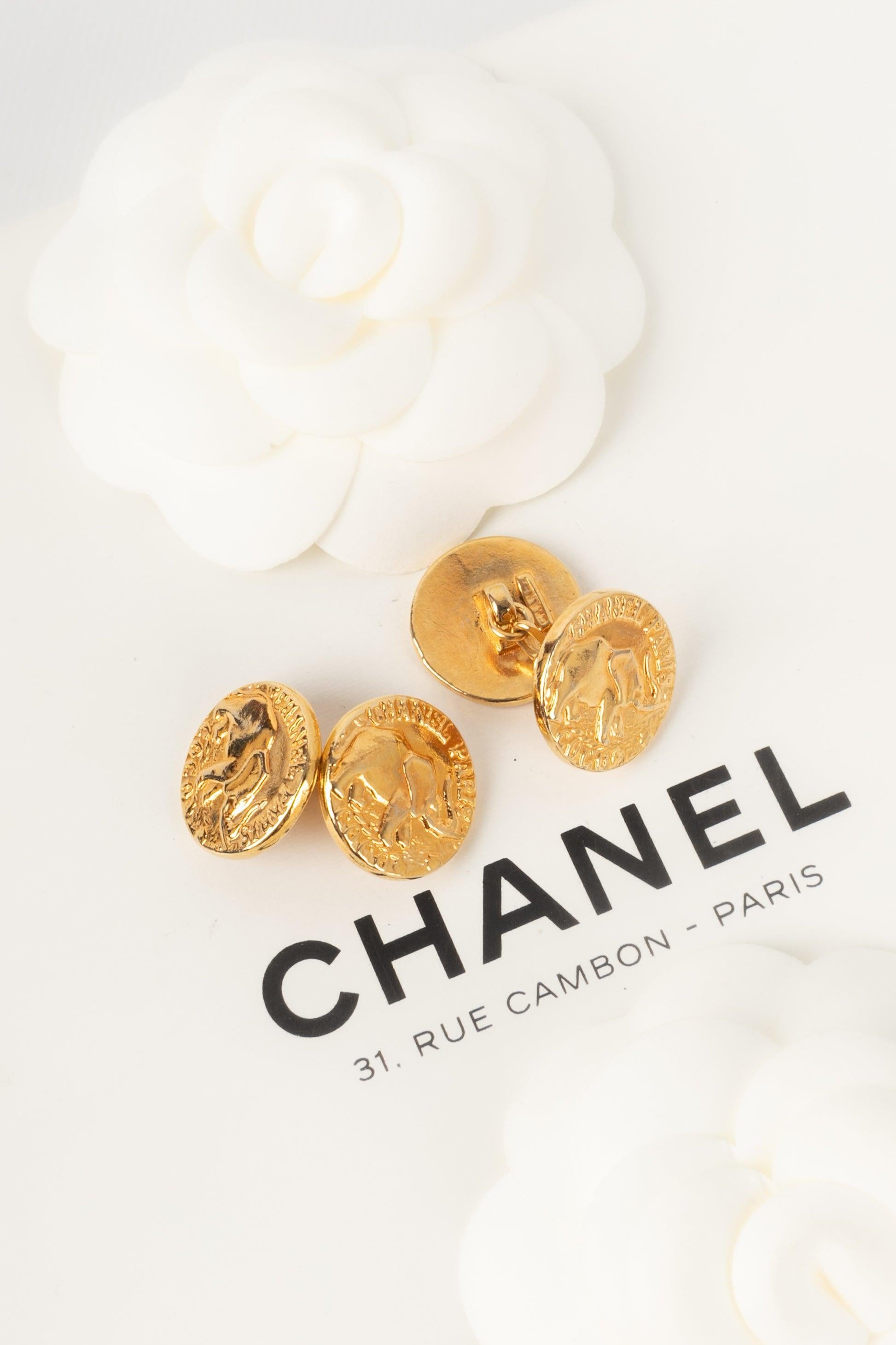 Chanel Goldene Metall-Manschettenknöpfe im Angebot 3